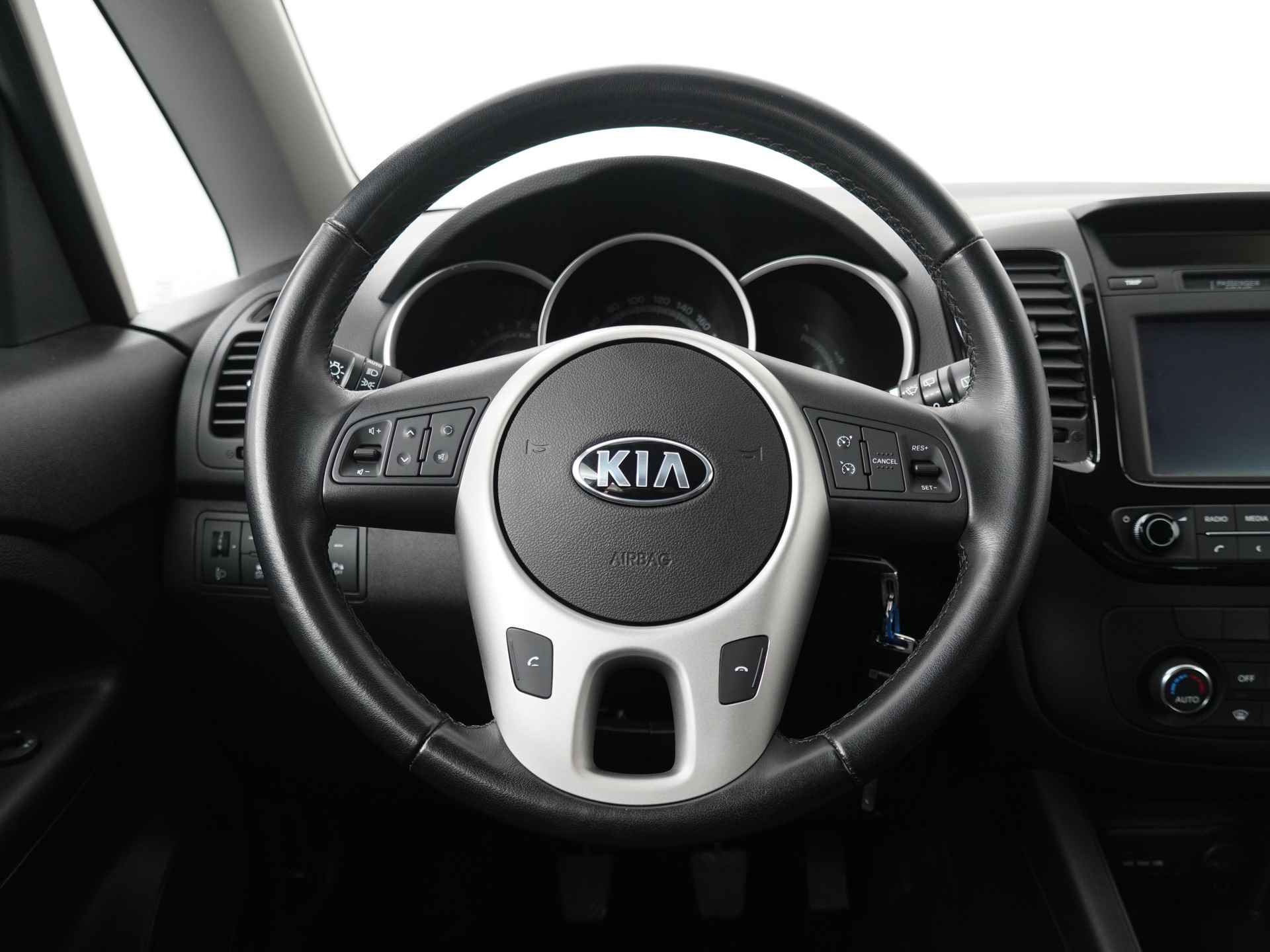 Kia Venga 1.4 CVVT First Edition - Bluetooth - Trekhaak - Navigatie - Cruise control - Achteruitrij camera - Airco - Hoge instap - 12 Maanden Bovag garantie - 37/44