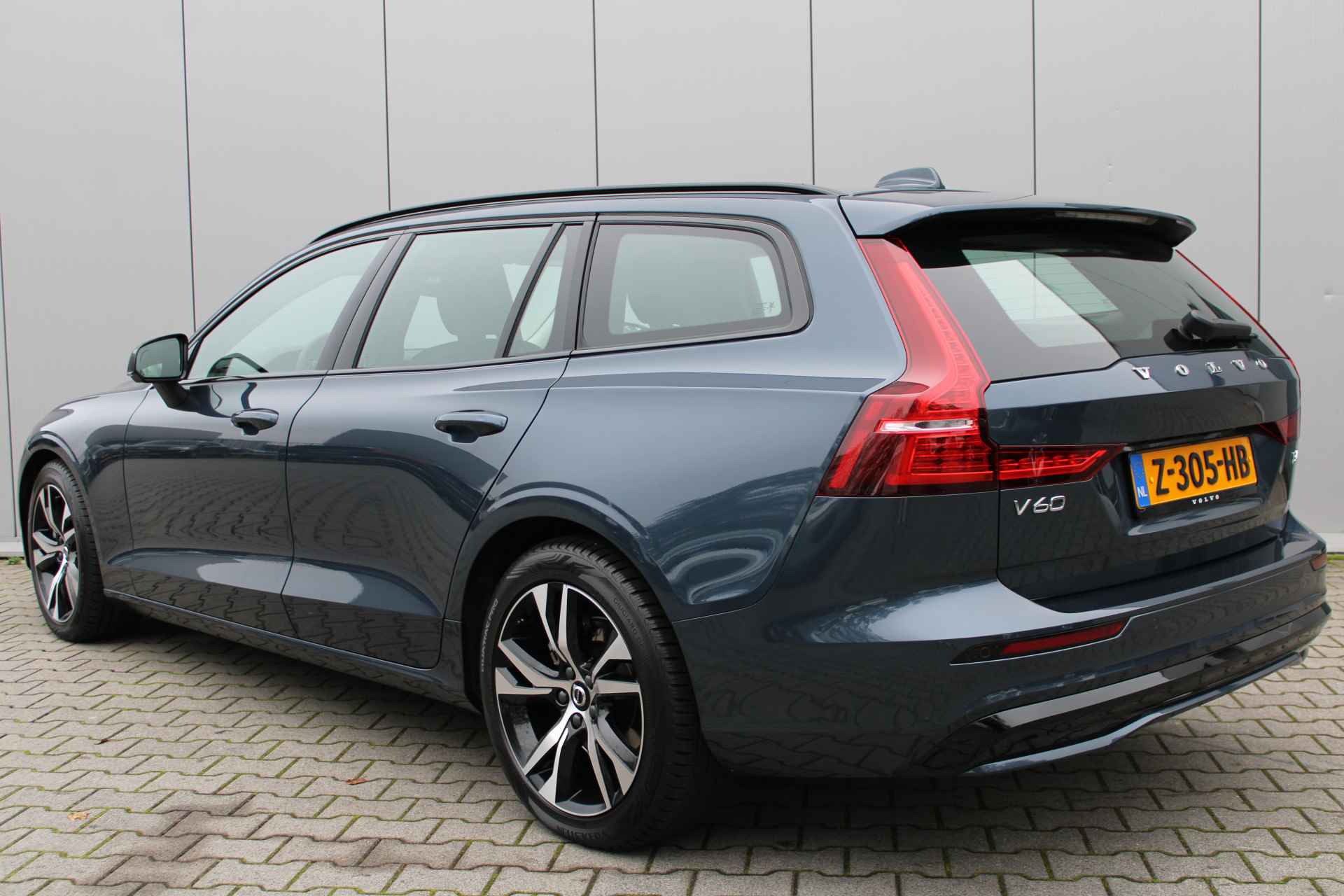 Volvo V60 B4 Plus Dark - 3/36