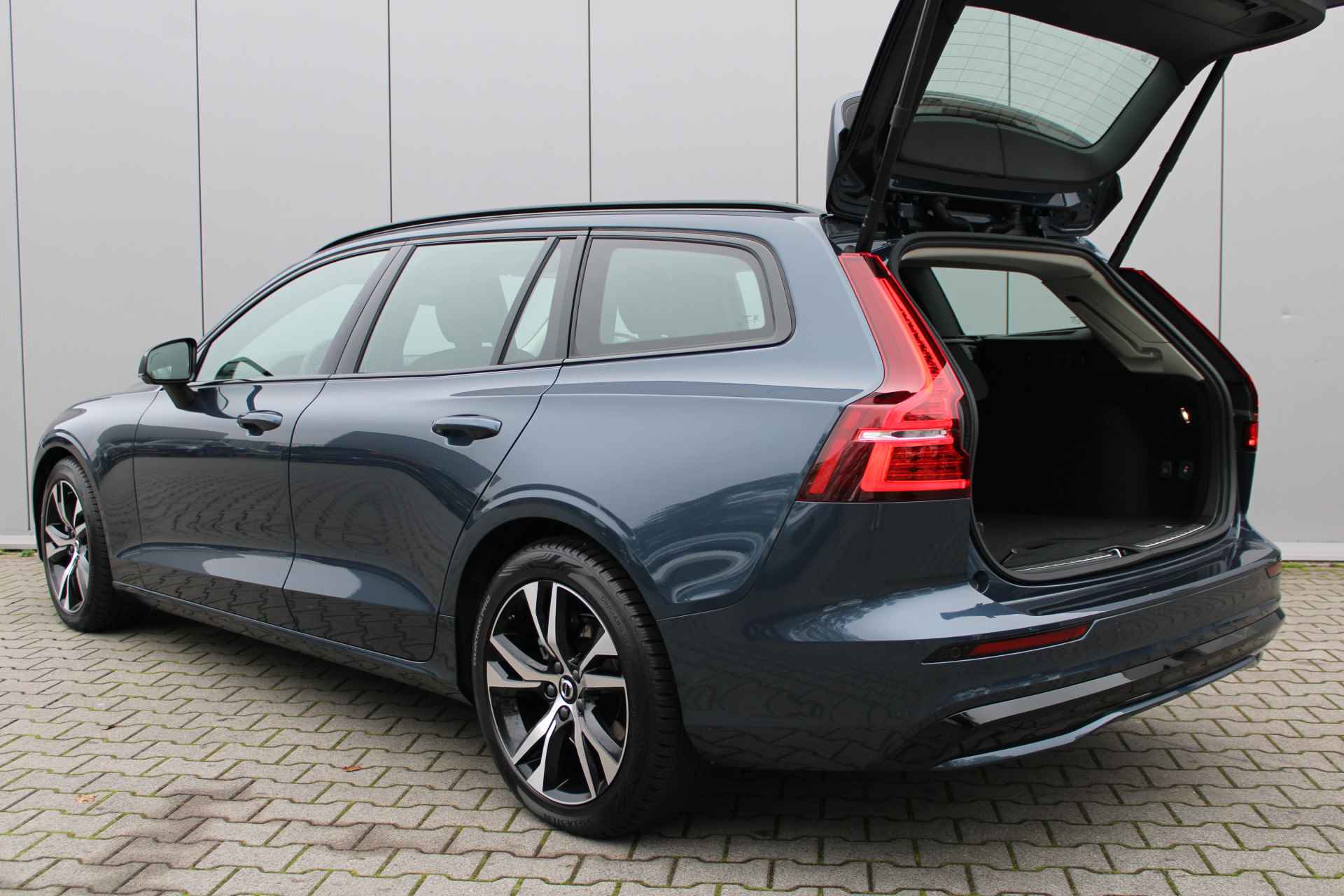 Volvo V60 B4 Plus Dark - 8/36