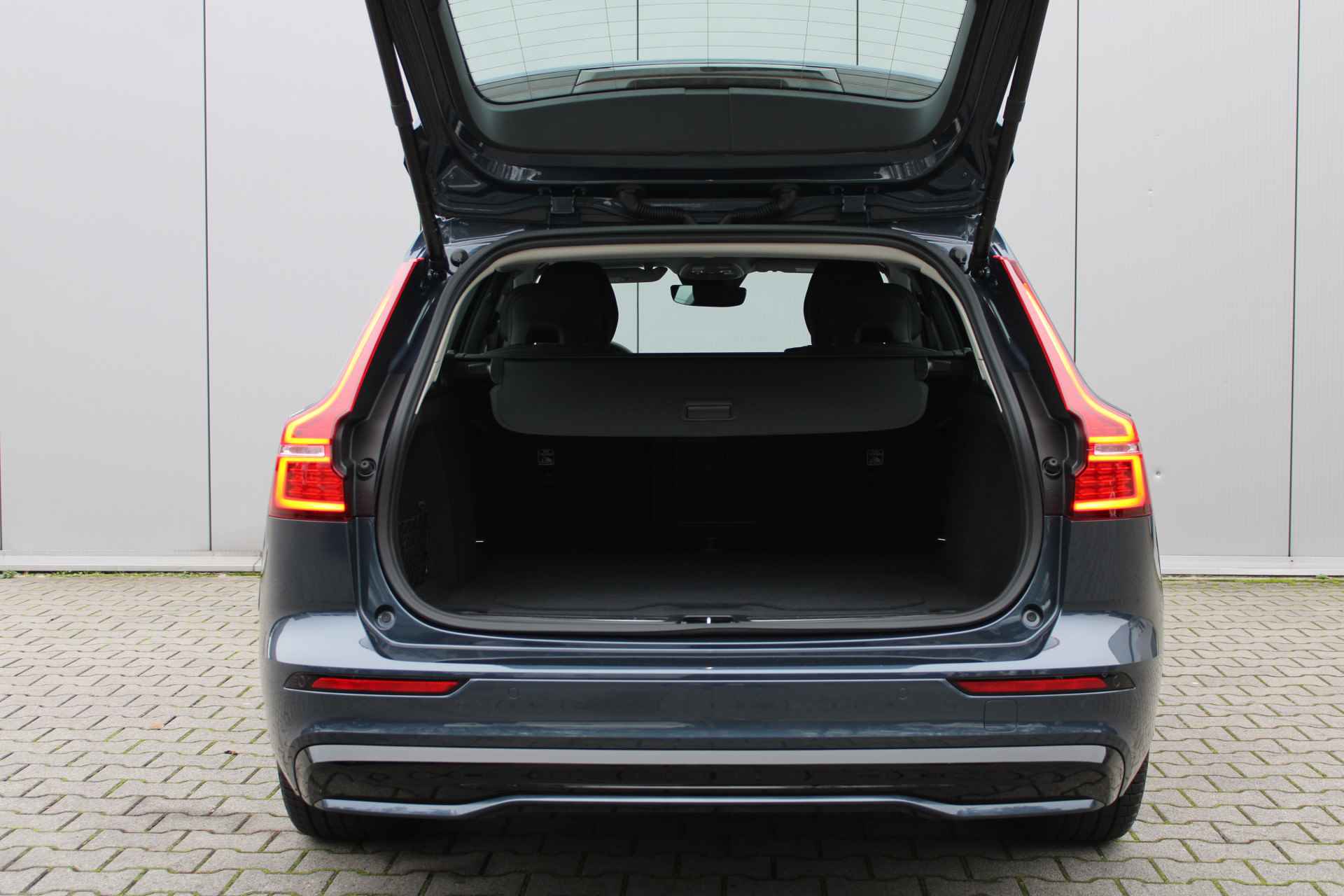 Volvo V60 B4 Plus Dark - 9/36