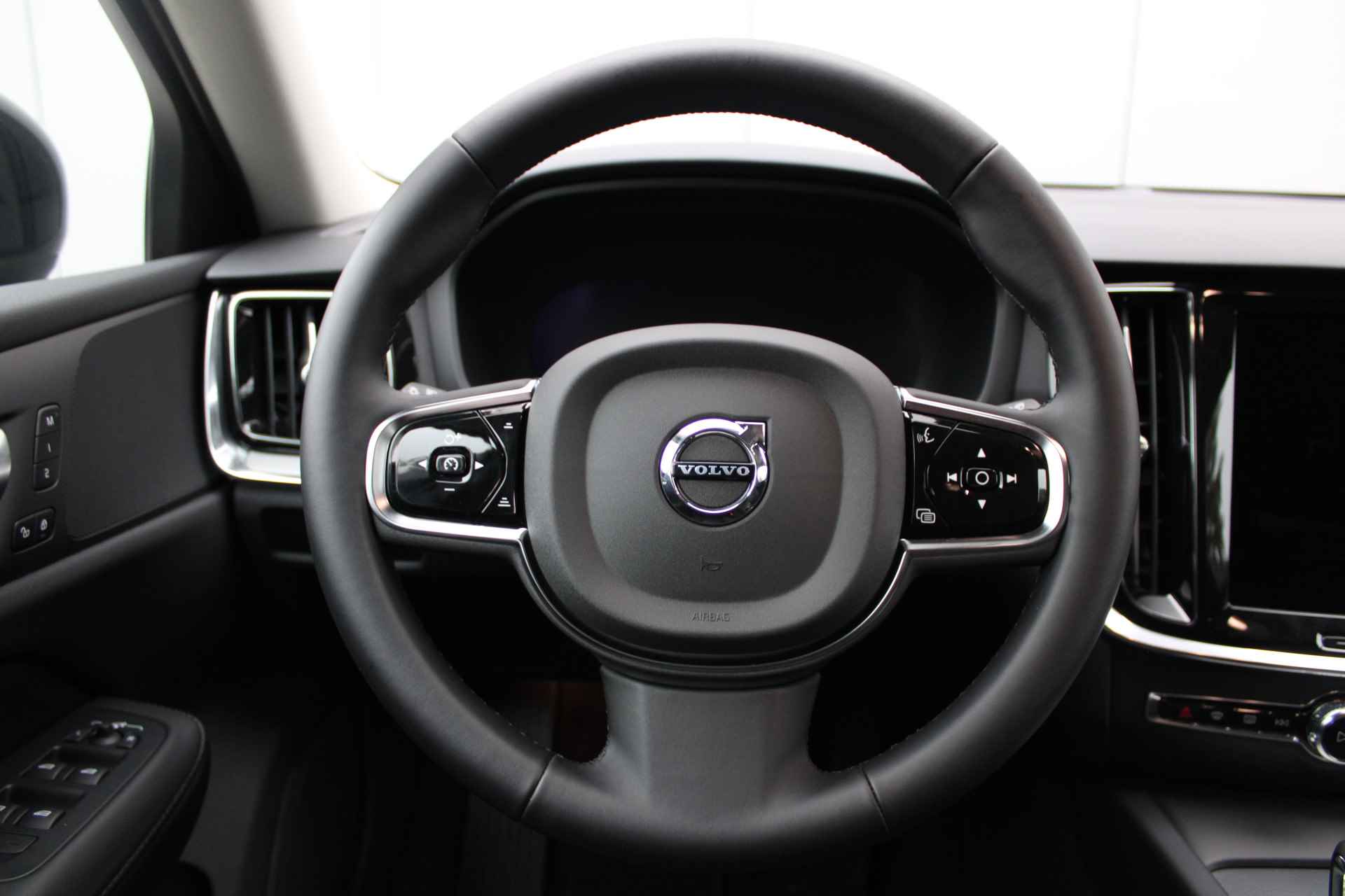 Volvo V60 B4 Plus Dark - 33/36