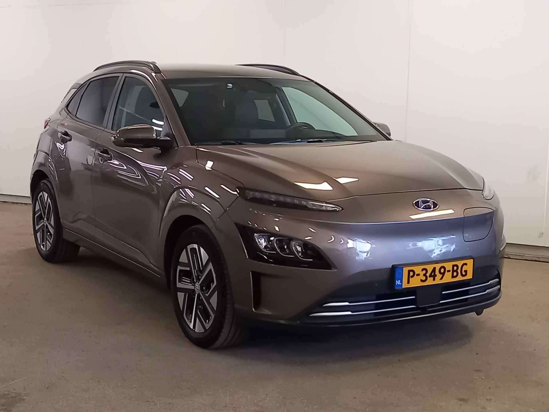 Hyundai KONA EV Premium 64 kWh Grote accupakket & Luxe uitvoering!!! - 31/51