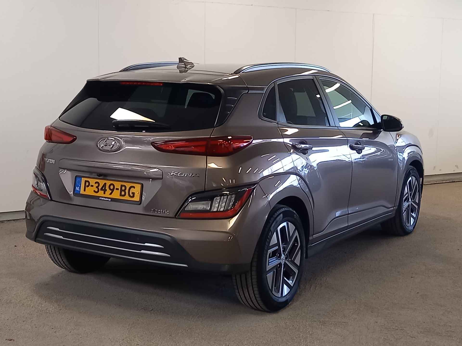 Hyundai KONA EV Premium 64 kWh Grote accupakket & Luxe uitvoering!!! - 33/51