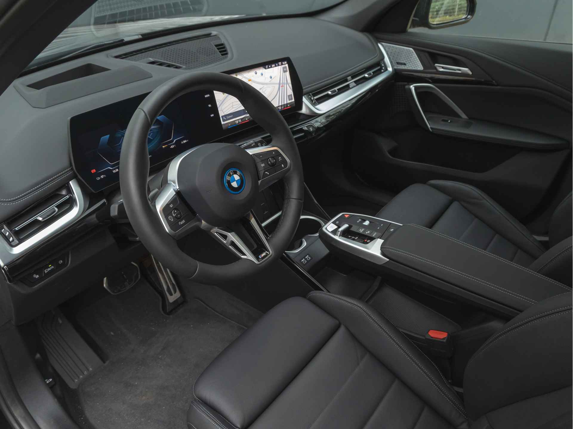 BMW iX1 eDrive20 M-Sport Pro - Pano - Driving Ass - Harman Kardon - Head-Up - Memory - 16/45