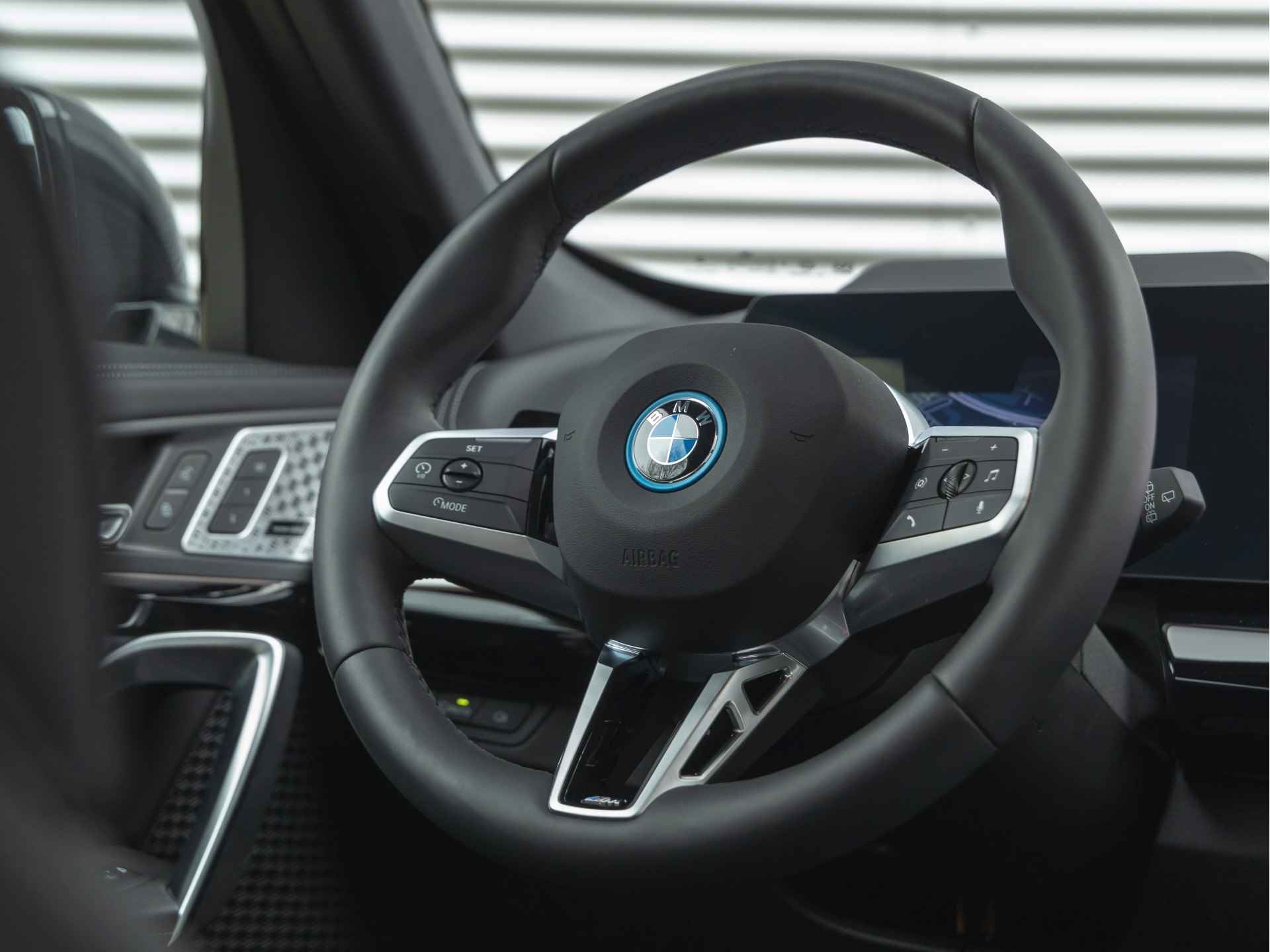 BMW iX1 eDrive20 M-Sport Pro - Pano - Driving Ass - Harman Kardon - Head-Up - Memory - 23/45