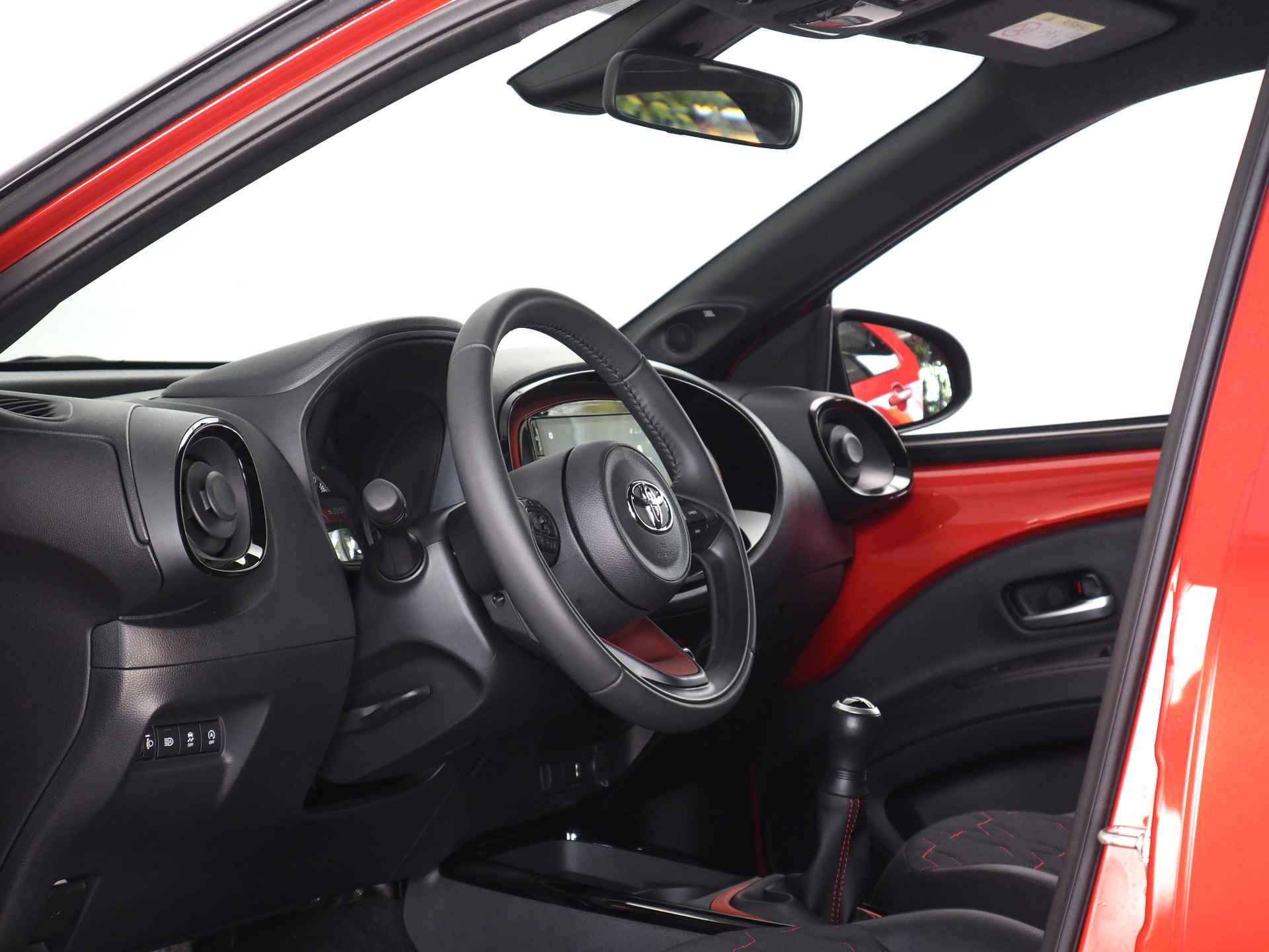 Toyota Aygo X 1.0 VVT-i MT envy | JBL | Noodremfunctie (fietsers/ voetgangers) | Adaptive Cruise Control | Lane Assist | Apple CarPlay/ Android Auto | Achteruitrijcamera | Grootlichtassistent - 12/37