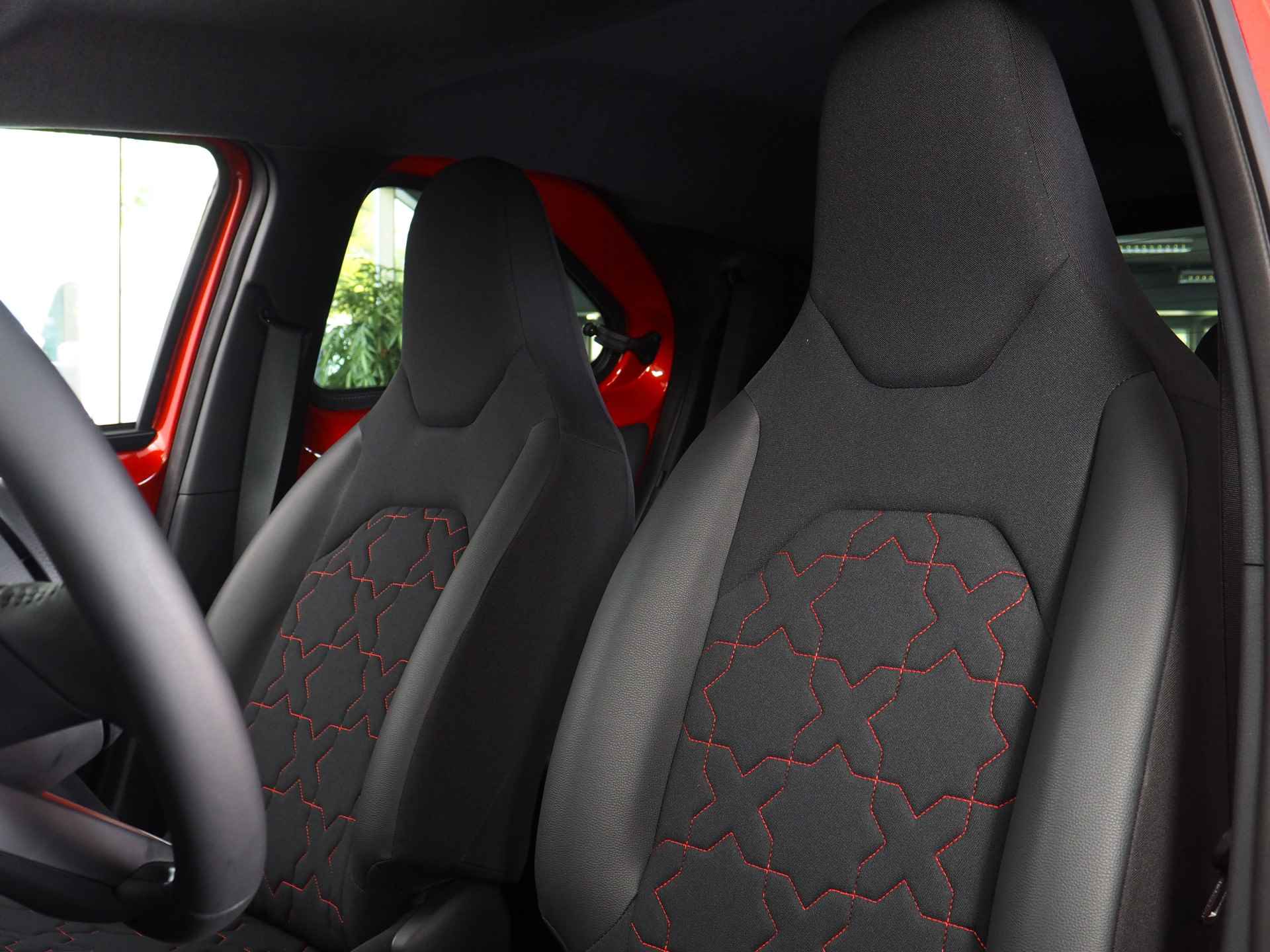 Toyota Aygo X 1.0 VVT-i MT envy | JBL | Noodremfunctie (fietsers/ voetgangers) | Adaptive Cruise Control | Lane Assist | Apple CarPlay/ Android Auto | Achteruitrijcamera | Grootlichtassistent - 13/37
