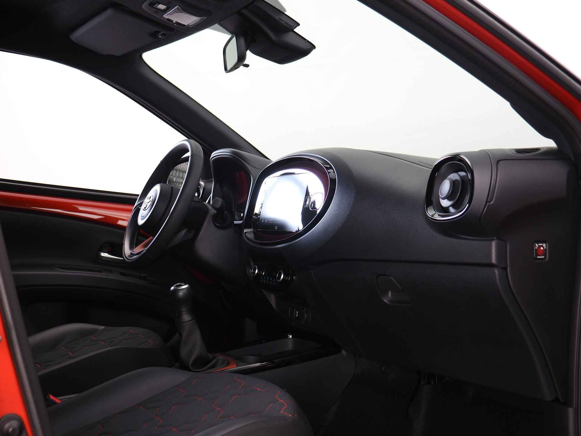 Toyota Aygo X 1.0 VVT-i MT envy | JBL | Noodremfunctie (fietsers/ voetgangers) | Adaptive Cruise Control | Lane Assist | Apple CarPlay/ Android Auto | Achteruitrijcamera | Grootlichtassistent - 20/37