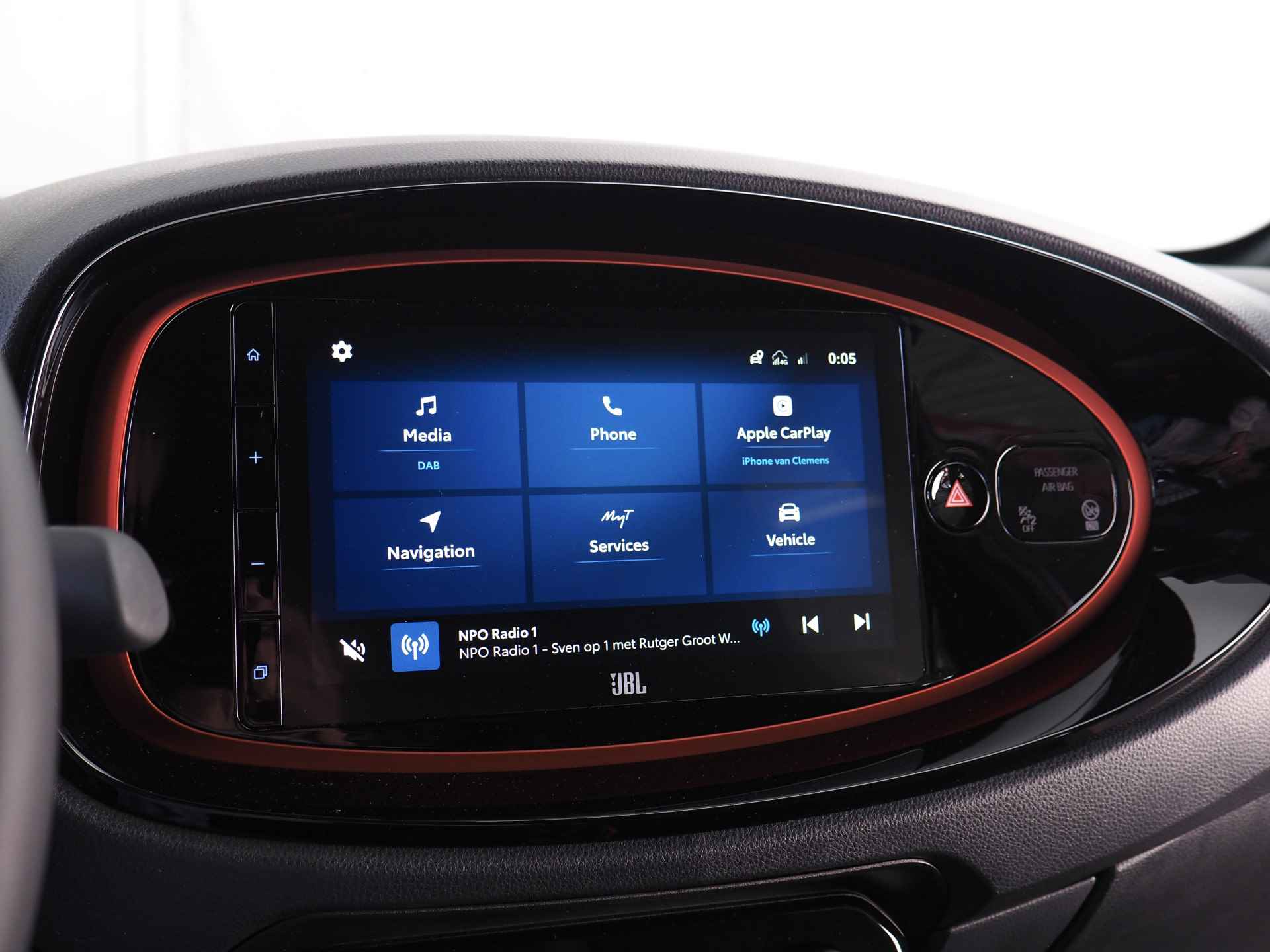Toyota Aygo X 1.0 VVT-i MT envy | JBL | Noodremfunctie (fietsers/ voetgangers) | Adaptive Cruise Control | Lane Assist | Apple CarPlay/ Android Auto | Achteruitrijcamera | Grootlichtassistent - 25/37