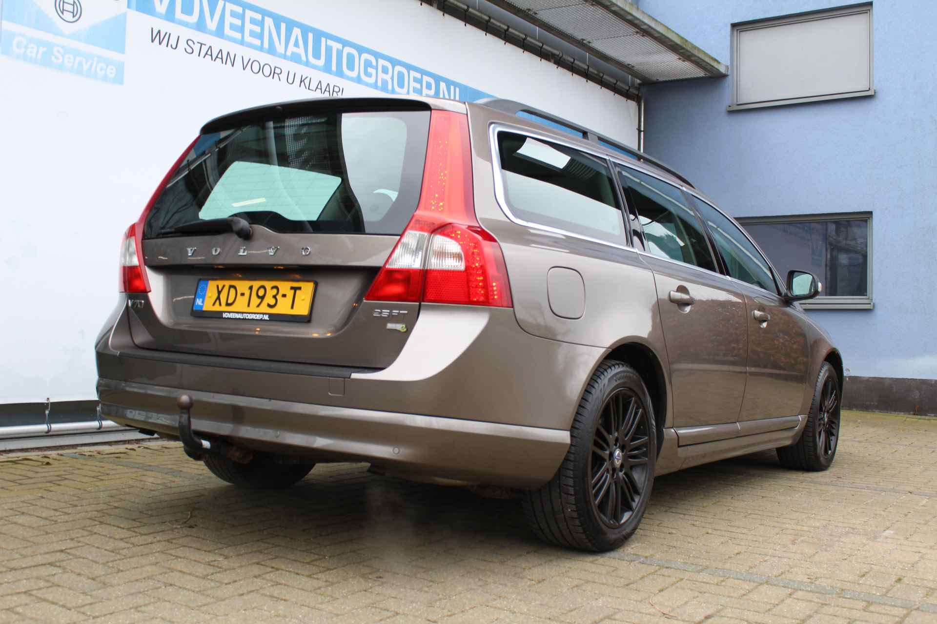 Volvo V70 2.5T Momentum 232PK | Youngtimer! | Distributieriem recent vervangen | Stoelverwarming Voor & Achter | Trekhaak | Parkeersensoren achter | Cruise controle | Climate controle | Xenon koplampen | Half lederen/stoffen bekleding | 17 Inch LMV | Dakrail | - 4/59