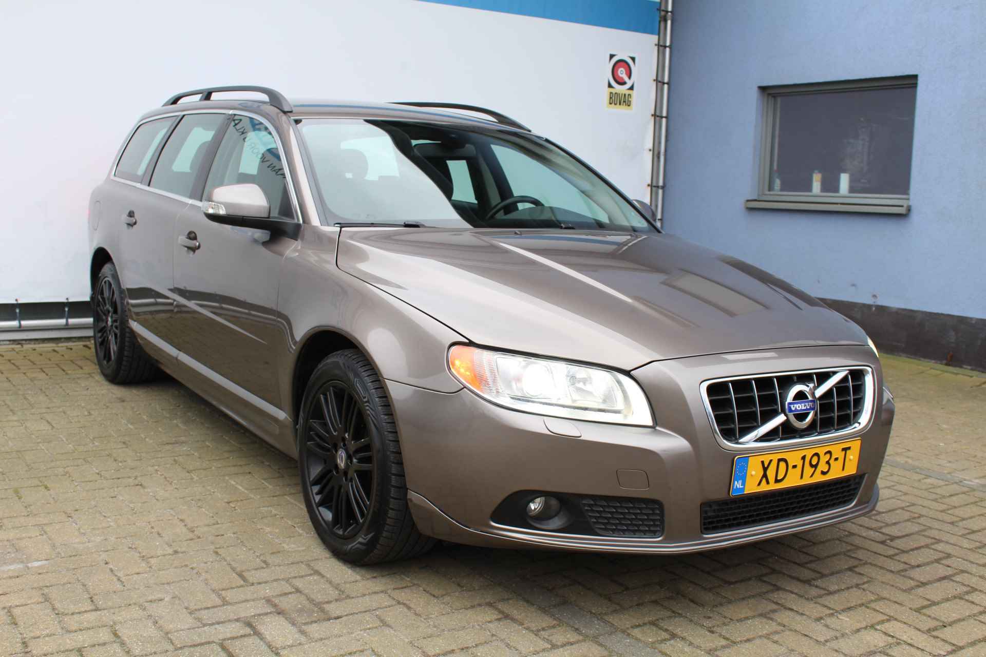 Volvo V70 2.5T Momentum 232PK | Youngtimer! | Distributieriem recent vervangen | Stoelverwarming Voor & Achter | Trekhaak | Parkeersensoren achter | Cruise controle | Climate controle | Xenon koplampen | Half lederen/stoffen bekleding | 17 Inch LMV | Dakrail | - 5/59