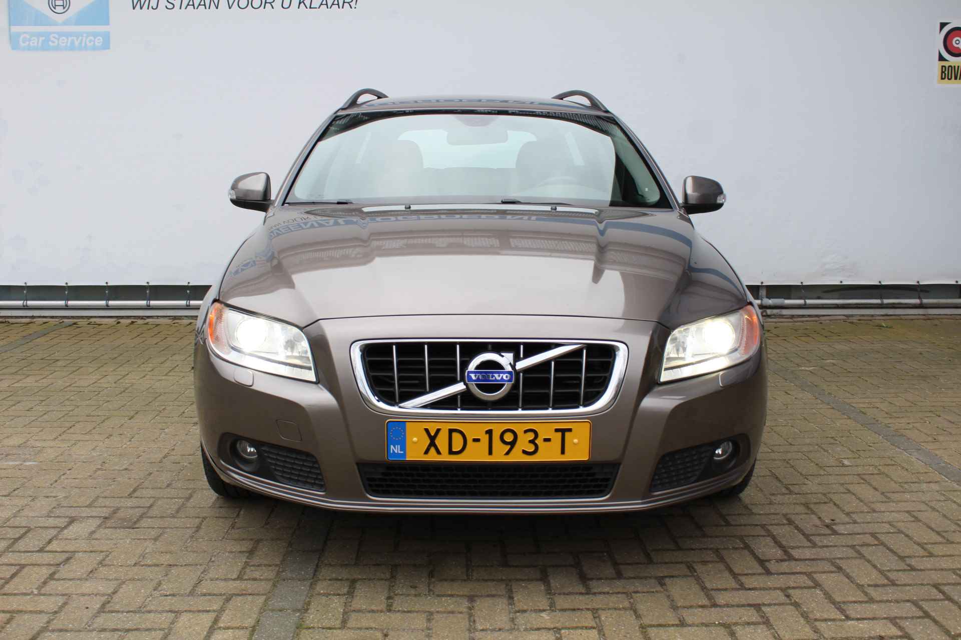 Volvo V70 2.5T Momentum 232PK | Youngtimer! | Distributieriem recent vervangen | Stoelverwarming Voor & Achter | Trekhaak | Parkeersensoren achter | Cruise controle | Climate controle | Xenon koplampen | Half lederen/stoffen bekleding | 17 Inch LMV | Dakrail | - 6/59