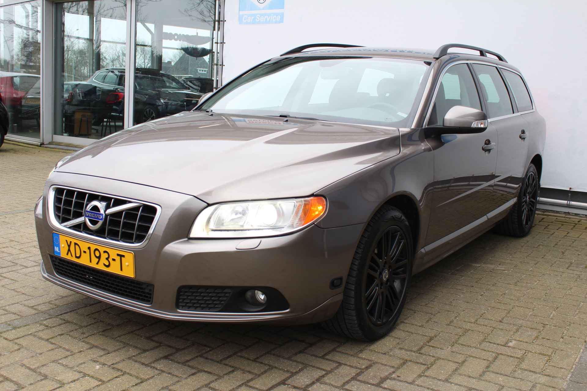 Volvo V70 2.5T Momentum 232PK | Youngtimer! | Distributieriem recent vervangen | Stoelverwarming Voor & Achter | Trekhaak | Parkeersensoren achter | Cruise controle | Climate controle | Xenon koplampen | Half lederen/stoffen bekleding | 17 Inch LMV | Dakrail | - 7/59