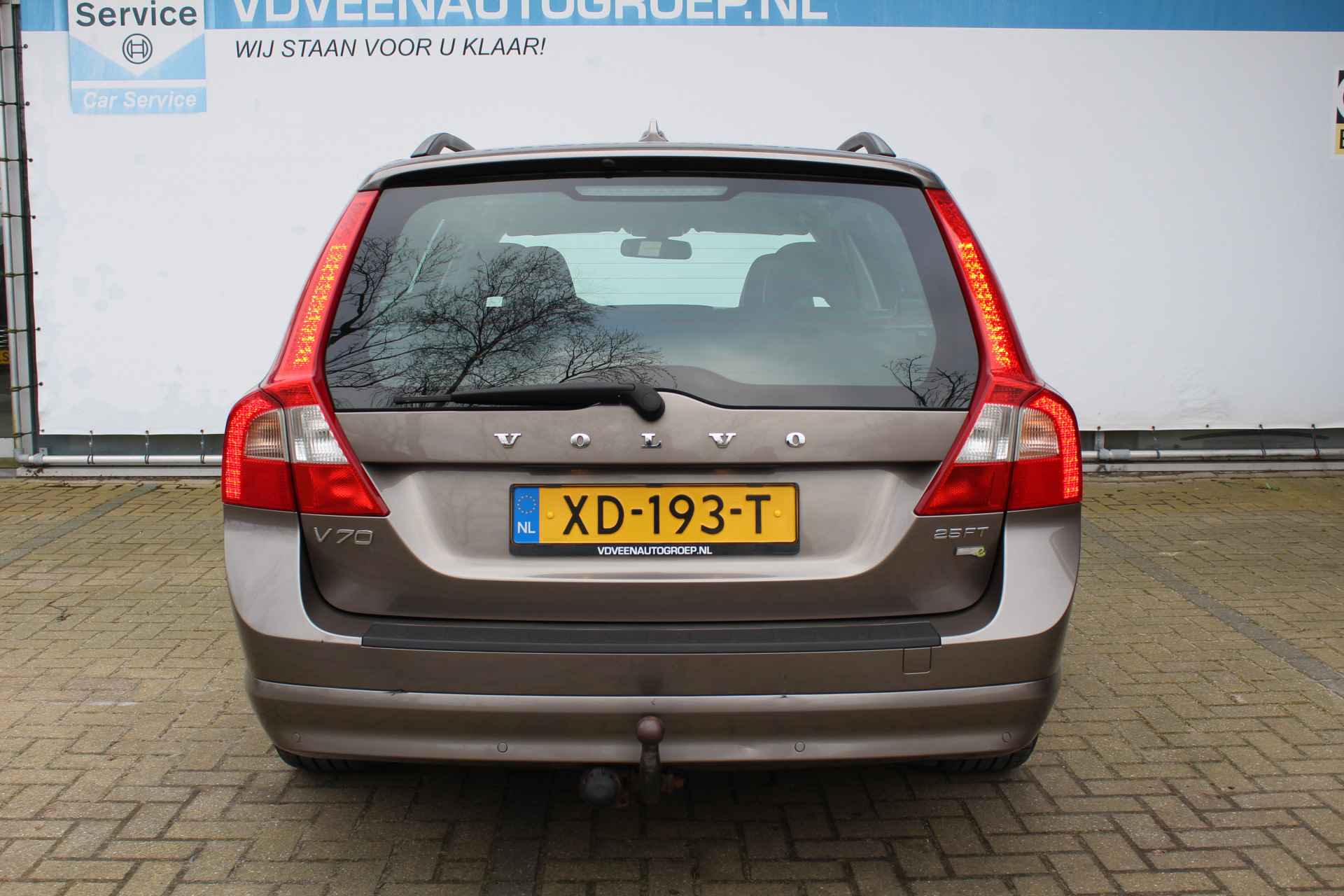 Volvo V70 2.5T Momentum 232PK | Youngtimer! | Distributieriem recent vervangen | Stoelverwarming Voor & Achter | Trekhaak | Parkeersensoren achter | Cruise controle | Climate controle | Xenon koplampen | Half lederen/stoffen bekleding | 17 Inch LMV | Dakrail | - 9/59