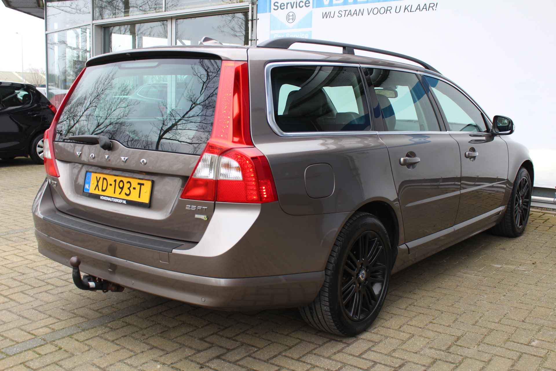 Volvo V70 2.5T Momentum 232PK | Youngtimer! | Distributieriem recent vervangen | Stoelverwarming Voor & Achter | Trekhaak | Parkeersensoren achter | Cruise controle | Climate controle | Xenon koplampen | Half lederen/stoffen bekleding | 17 Inch LMV | Dakrail | - 10/59