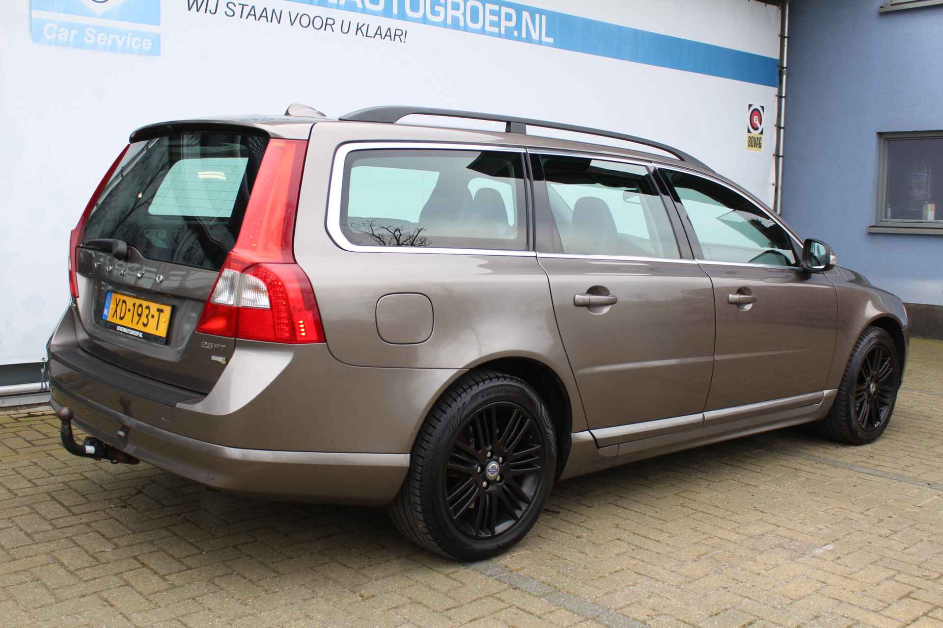 Volvo V70 2.5T Momentum 232PK | Youngtimer! | Distributieriem recent vervangen | Stoelverwarming Voor & Achter | Trekhaak | Parkeersensoren achter | Cruise controle | Climate controle | Xenon koplampen | Half lederen/stoffen bekleding | 17 Inch LMV | Dakrail | - 11/59