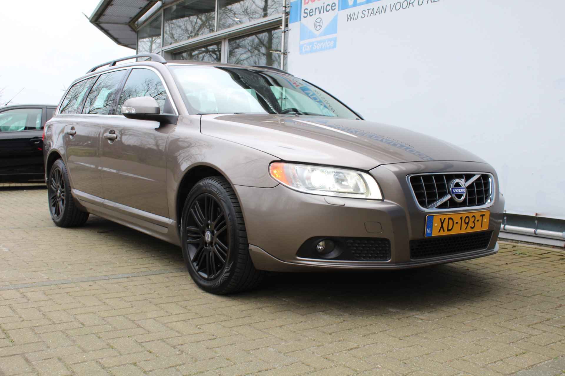 Volvo V70 2.5T Momentum 232PK | Youngtimer! | Distributieriem recent vervangen | Stoelverwarming Voor & Achter | Trekhaak | Parkeersensoren achter | Cruise controle | Climate controle | Xenon koplampen | Half lederen/stoffen bekleding | 17 Inch LMV | Dakrail | - 15/59