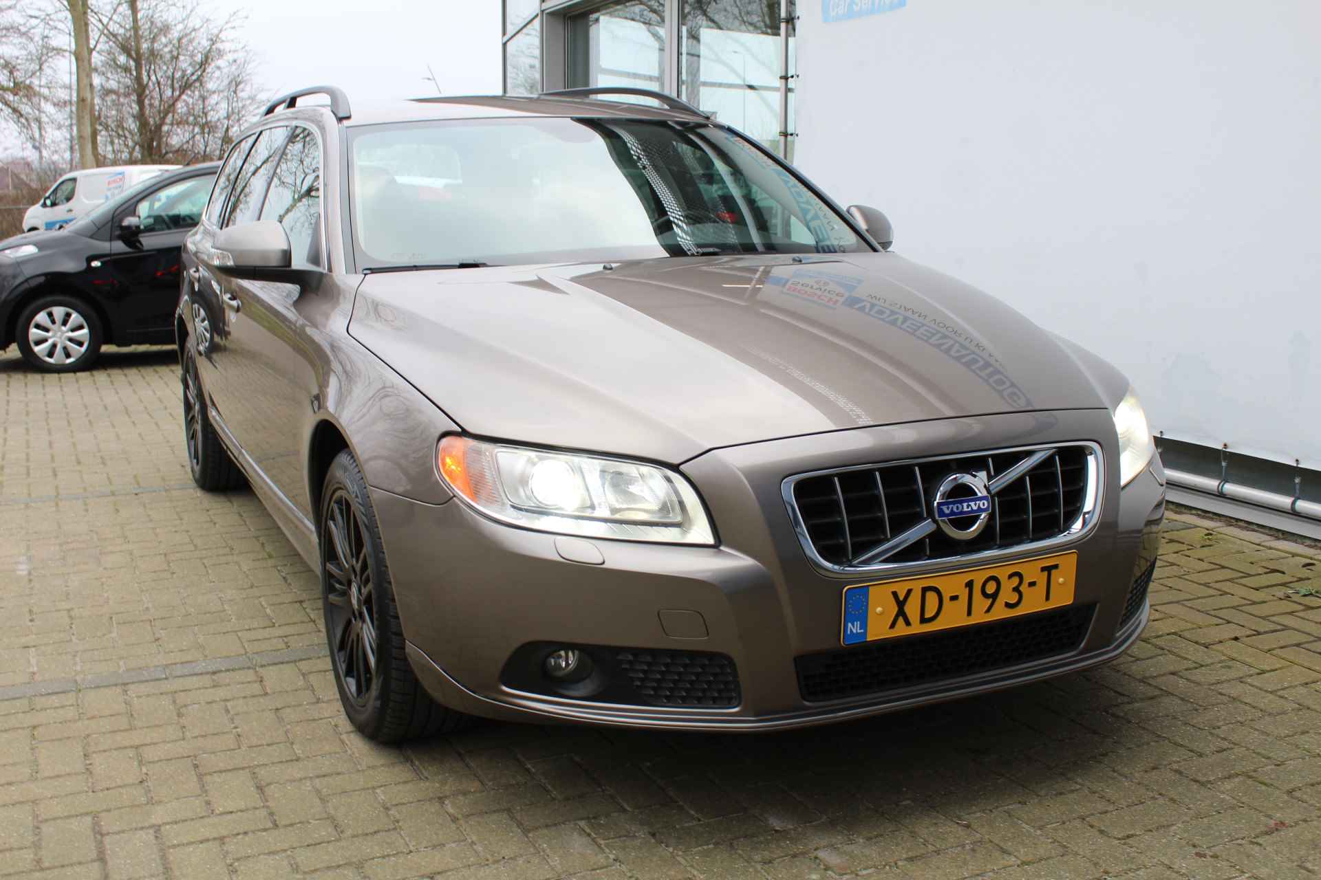 Volvo V70 2.5T Momentum 232PK | Youngtimer! | Distributieriem recent vervangen | Stoelverwarming Voor & Achter | Trekhaak | Parkeersensoren achter | Cruise controle | Climate controle | Xenon koplampen | Half lederen/stoffen bekleding | 17 Inch LMV | Dakrail | - 16/59