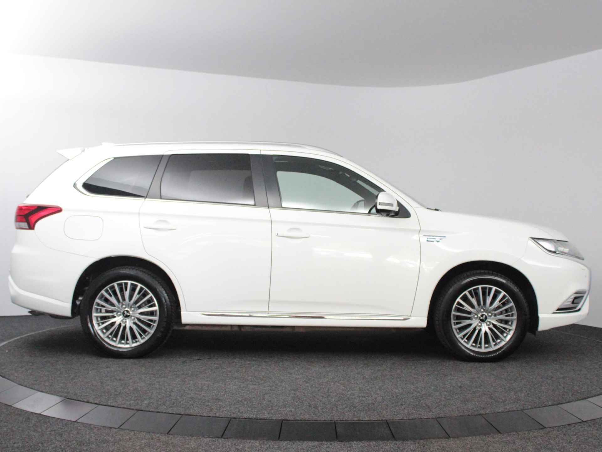 Mitsubishi Outlander 2.4 PHEV Instyle + | Leder | Schuifdak | Trekhaak - 17/52