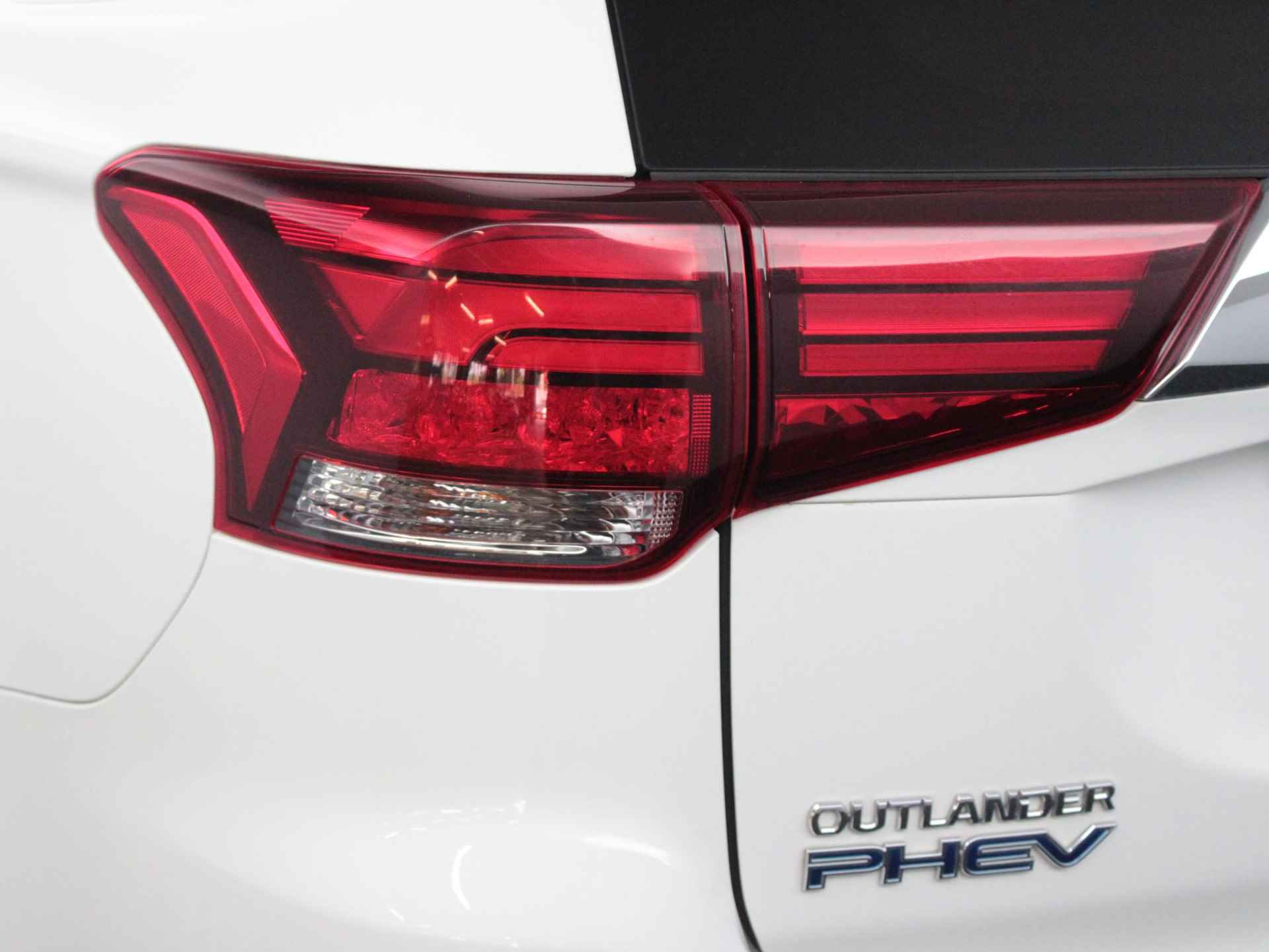 Mitsubishi Outlander 2.4 PHEV Instyle + | Leder | Schuifdak | Trekhaak - 44/52