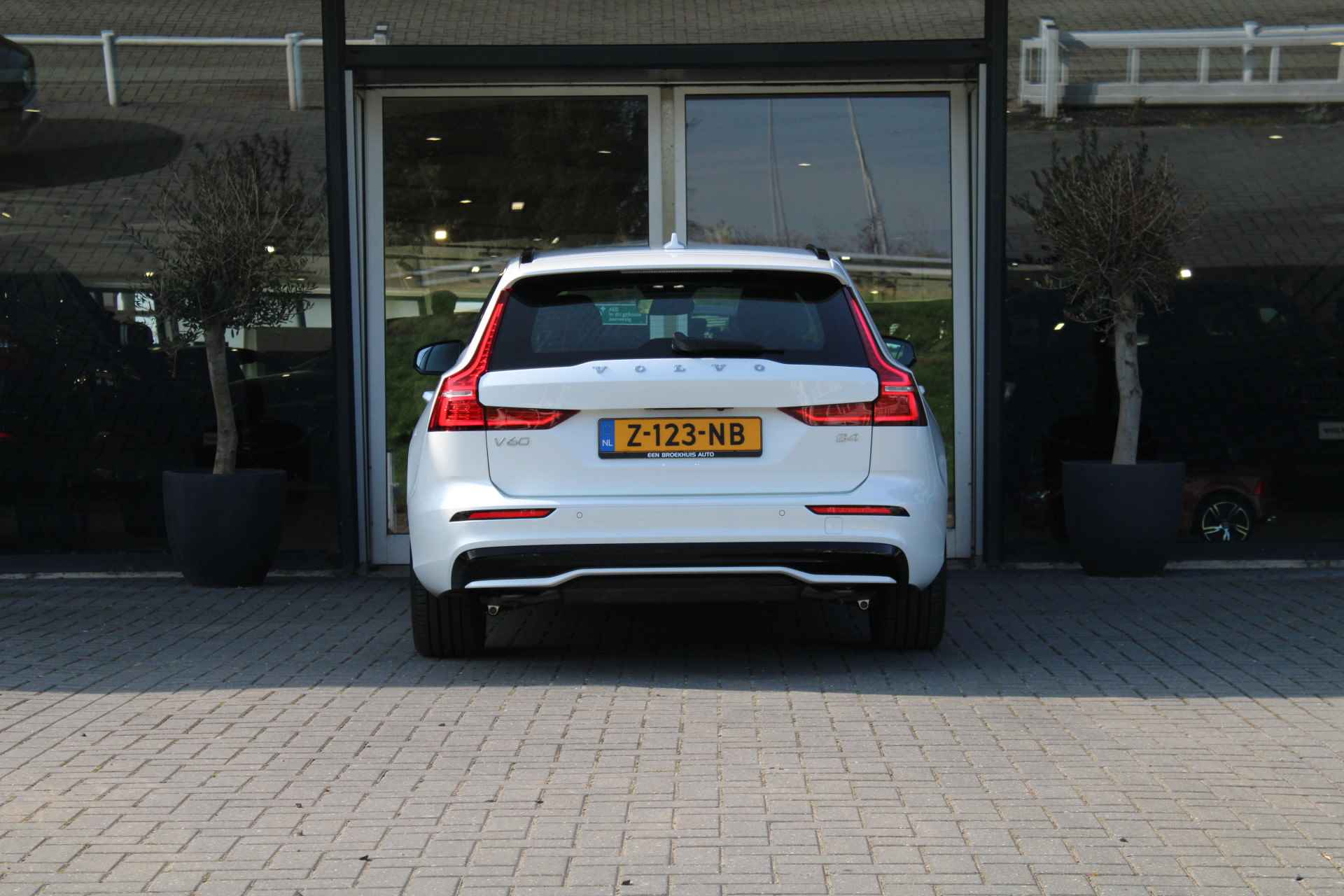 Volvo V60 B4 Plus Dark | Adaptive Cruise | Pilot-Assist | Camera | Stuur/Stoelverwarming | 18-Inch | Trekhaak | BLIS | DAB - 5/39