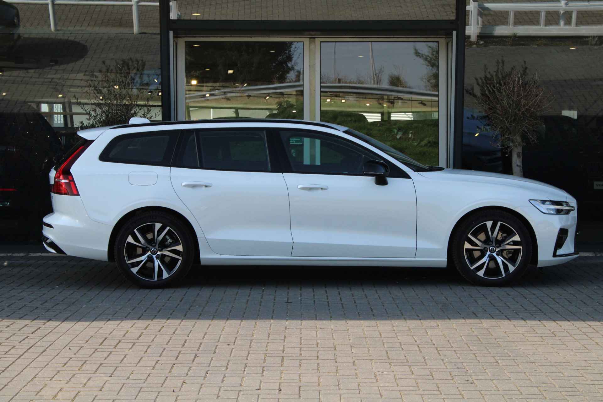 Volvo V60 B4 Plus Dark | Adaptive Cruise | Pilot-Assist | Camera | Stuur/Stoelverwarming | 18-Inch | Trekhaak | BLIS | DAB - 7/39