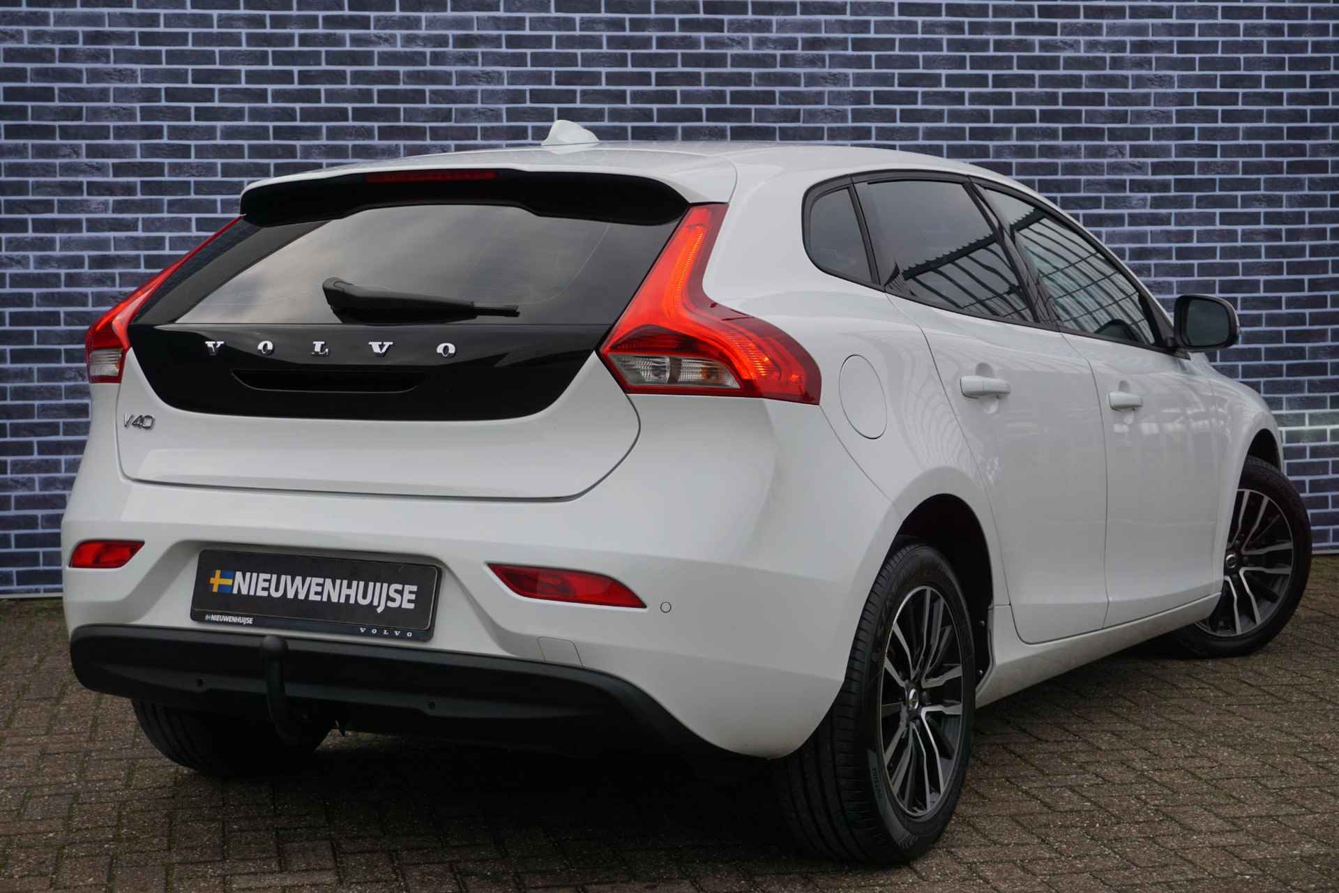 Volvo V40 2.0 T2 Nordic+ | Trekhaak | Stand kachel | Stoel verwarming | LED | Volvo On Call | Getint Glas | - 4/30