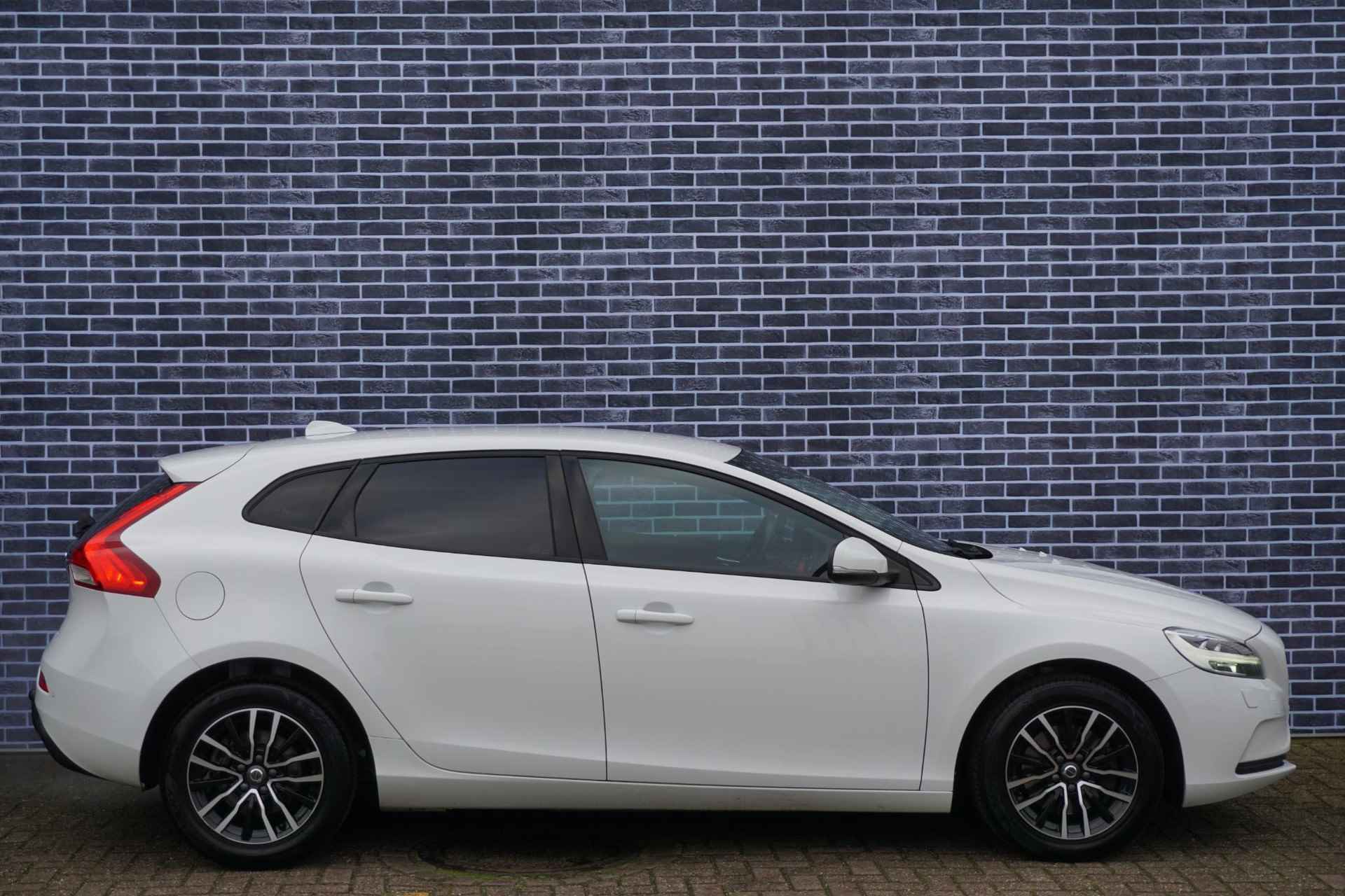 Volvo V40 2.0 T2 Nordic+ | Trekhaak | Stand kachel | Stoel verwarming | LED | Volvo On Call | Getint Glas | - 14/30