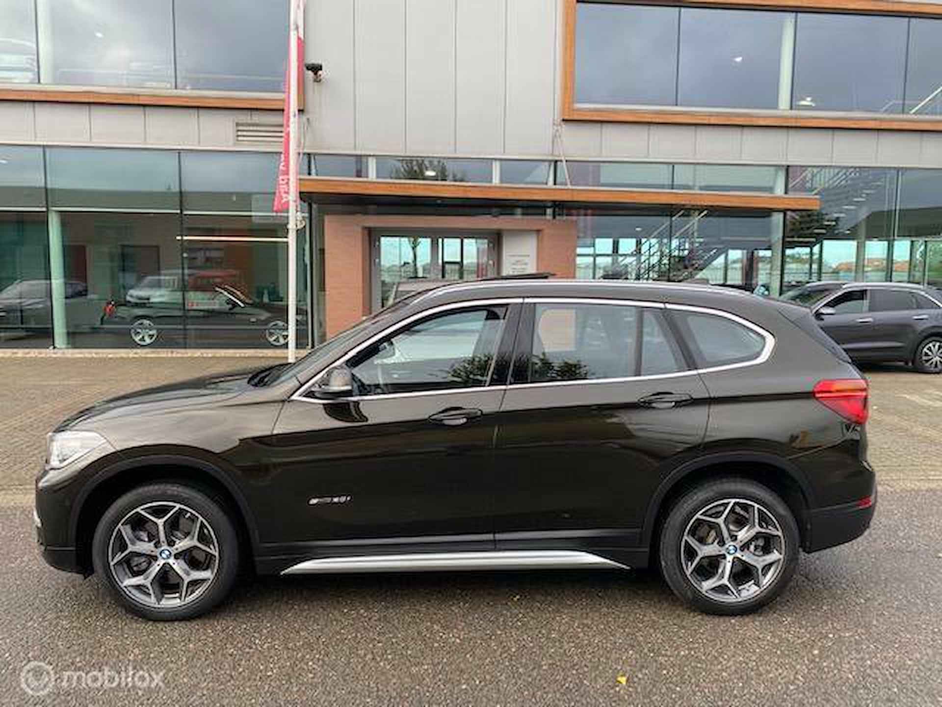 BMW X1 sDrive20i 192pk Centennial High Executive , Panorama dak , Navigatie , Parkeerhulp , Leder bekleding stoel verwarming , Trekgewicht 1800 kg, full option , lage km stand incl NAP  , 1e eigenaar - 2/39