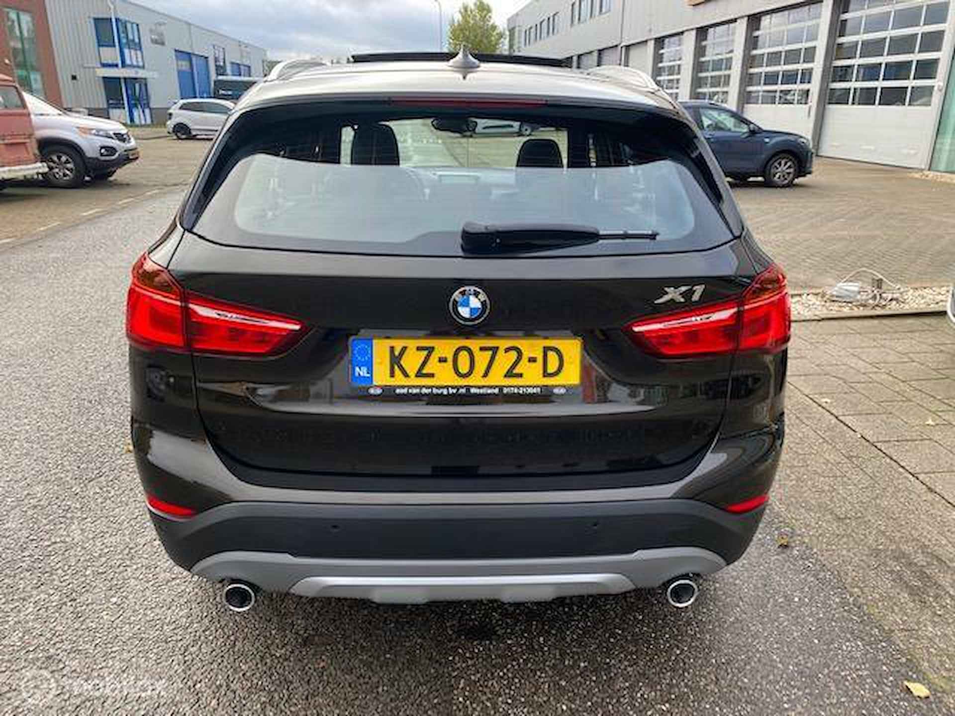 BMW X1 sDrive20i 192pk Centennial High Executive , Panorama dak , Navigatie , Parkeerhulp , Leder bekleding stoel verwarming , Trekgewicht 1800 kg, full option , lage km stand incl NAP  , 1e eigenaar - 4/39