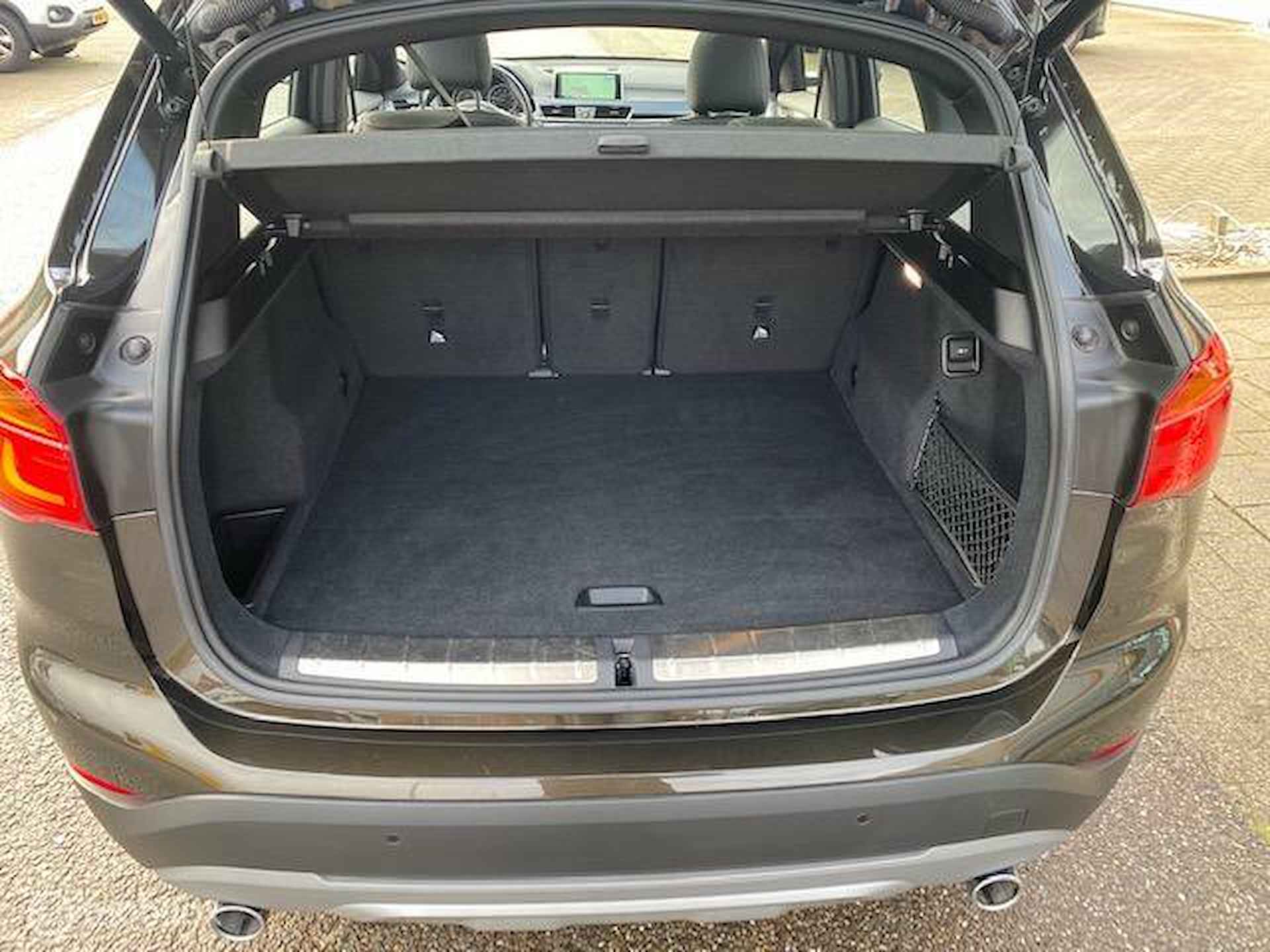 BMW X1 sDrive20i 192pk Centennial High Executive , Panorama dak , Navigatie , Parkeerhulp , Leder bekleding stoel verwarming , Trekgewicht 1800 kg, full option , lage km stand incl NAP  , 1e eigenaar - 24/39