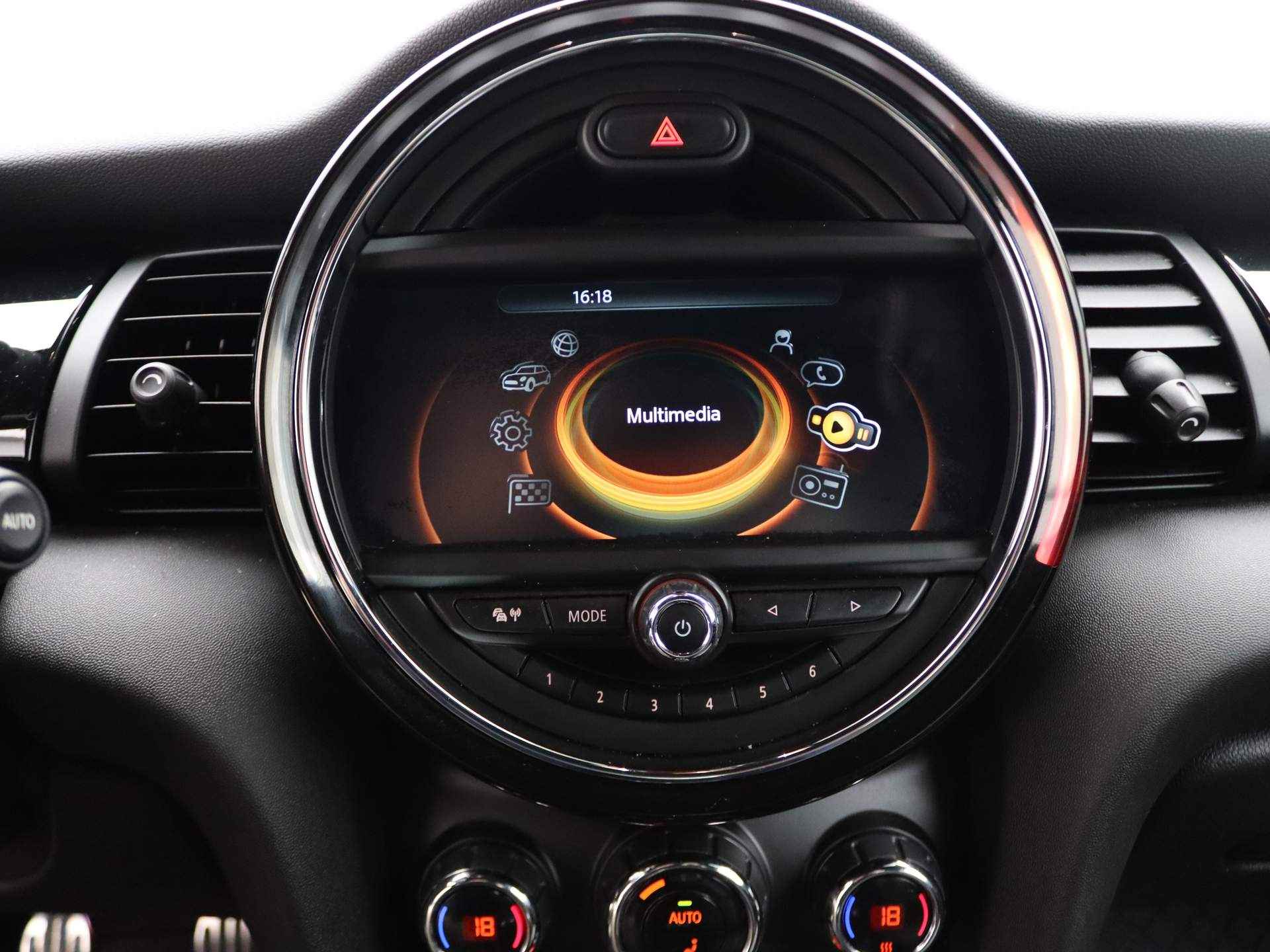 MINI 3-deurs Cooper Chili Serious Business + Comfort Access + Extra Getint Glas Achter + 18'' - 12/20