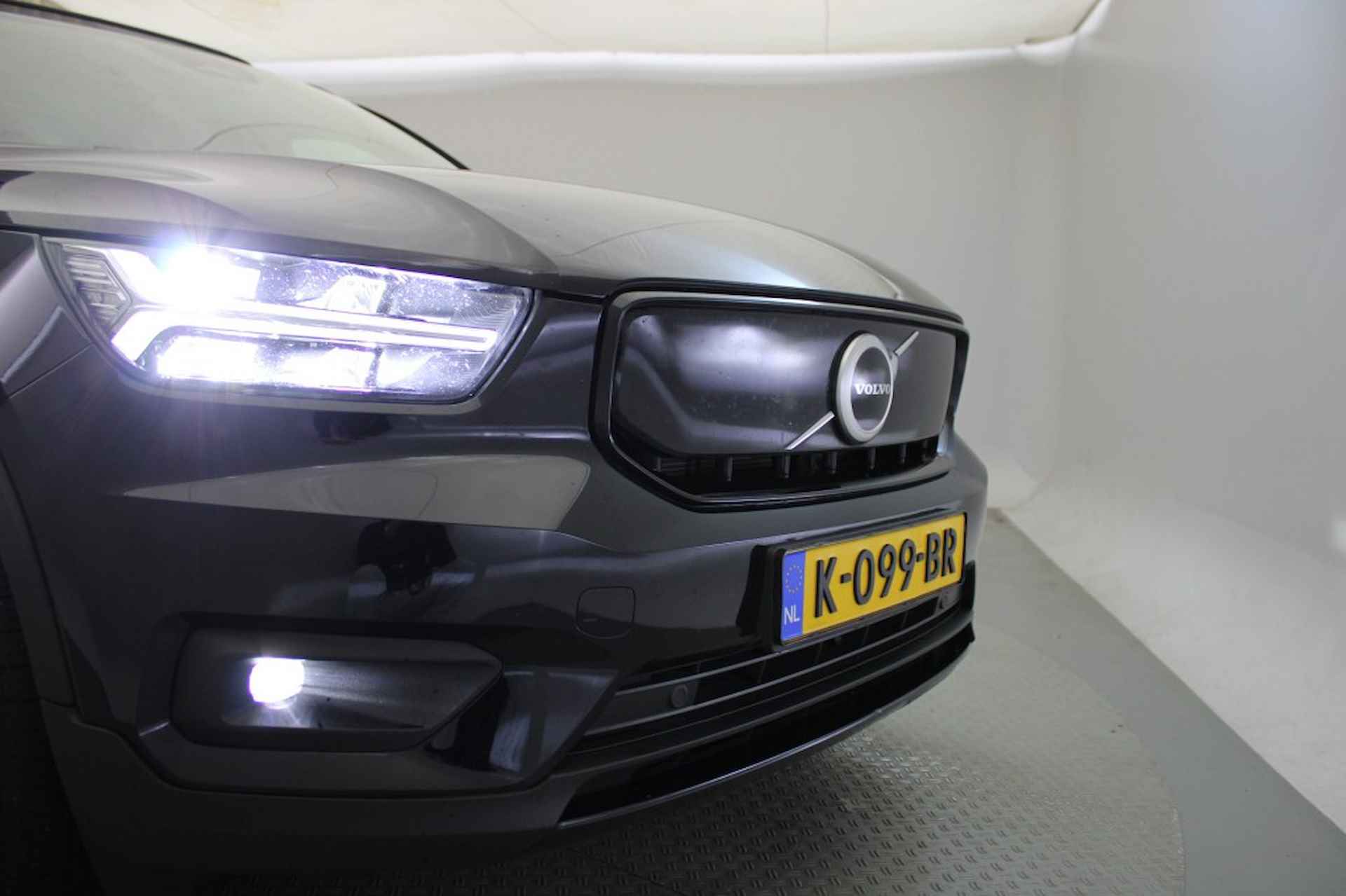 VOLVO Xc40 Recharge P8 AWD R-Design BlackLine - Panorama, Leer, Stoelverw. - 31/32