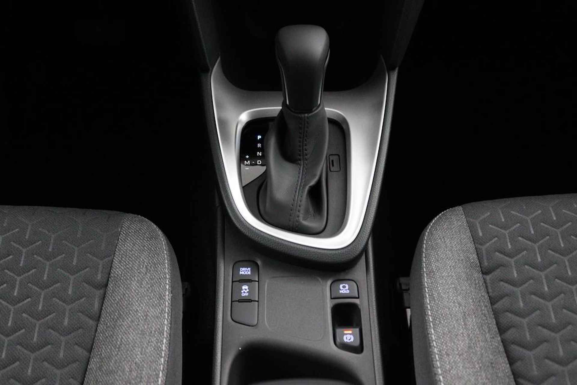 Toyota Yaris Cross 1.5 VVT-I Dynamic Automaat | 10 Jaar Garantie | Direct Leverbaar | Navigatie | Keyless Entry | - 42/49