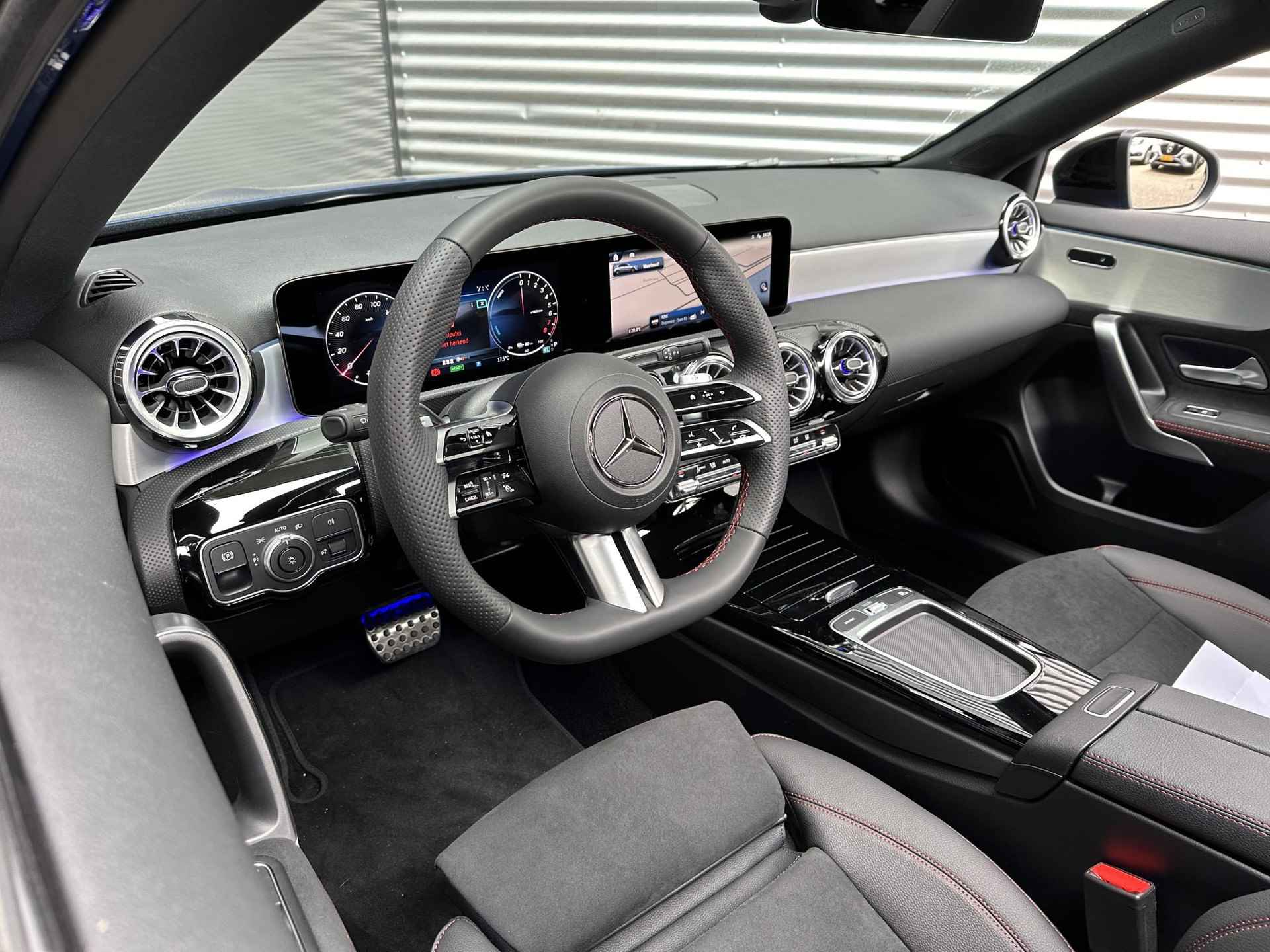Mercedes-Benz A-klasse 250 e AMG Line | Nightpakket | Panoramadak | Achteruitrijcamera | Stoelverwarming | Sfeerverlichting | Dodehoekassistent - 6/11