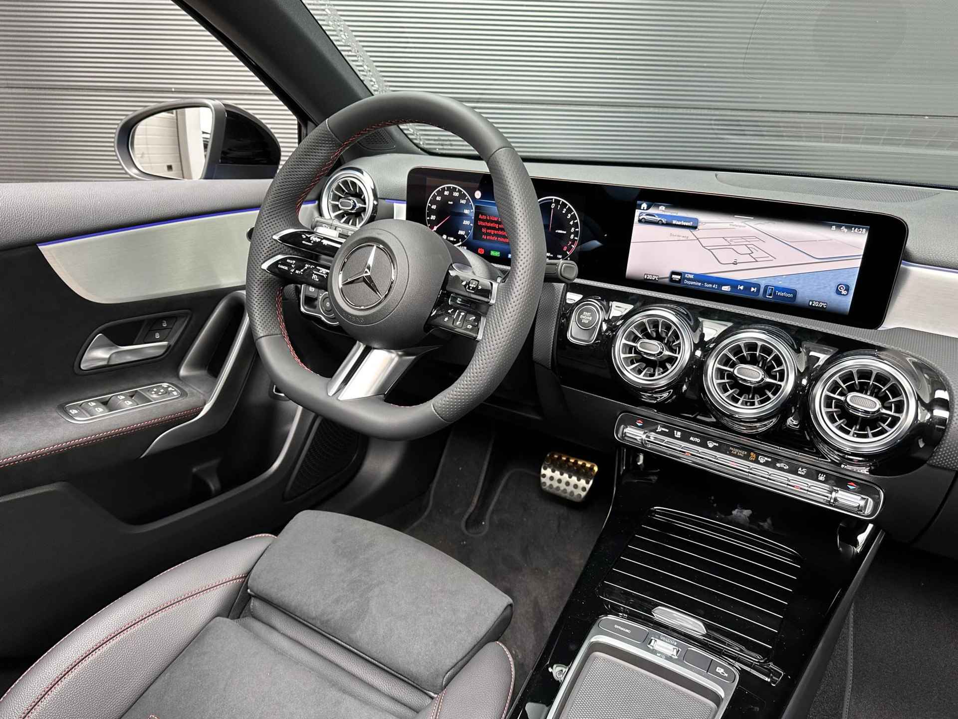 Mercedes-Benz A-klasse 250 e AMG Line | Nightpakket | Panoramadak | Achteruitrijcamera | Stoelverwarming | Sfeerverlichting | Dodehoekassistent - 7/11