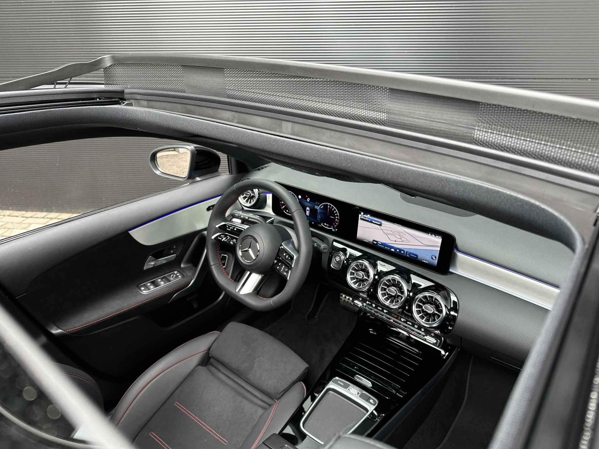 Mercedes-Benz A-klasse 250 e AMG Line | Nightpakket | Panoramadak | Achteruitrijcamera | Stoelverwarming | Sfeerverlichting | Dodehoekassistent - 8/11