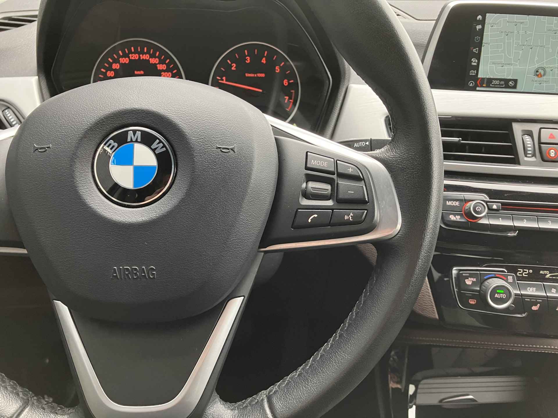 BMW X1 xDrive20i 192 pk High Executive AUT. | dealer onderhouden | cruise control | navigatie | bruin leder interieur | sportstoelen - 30/38