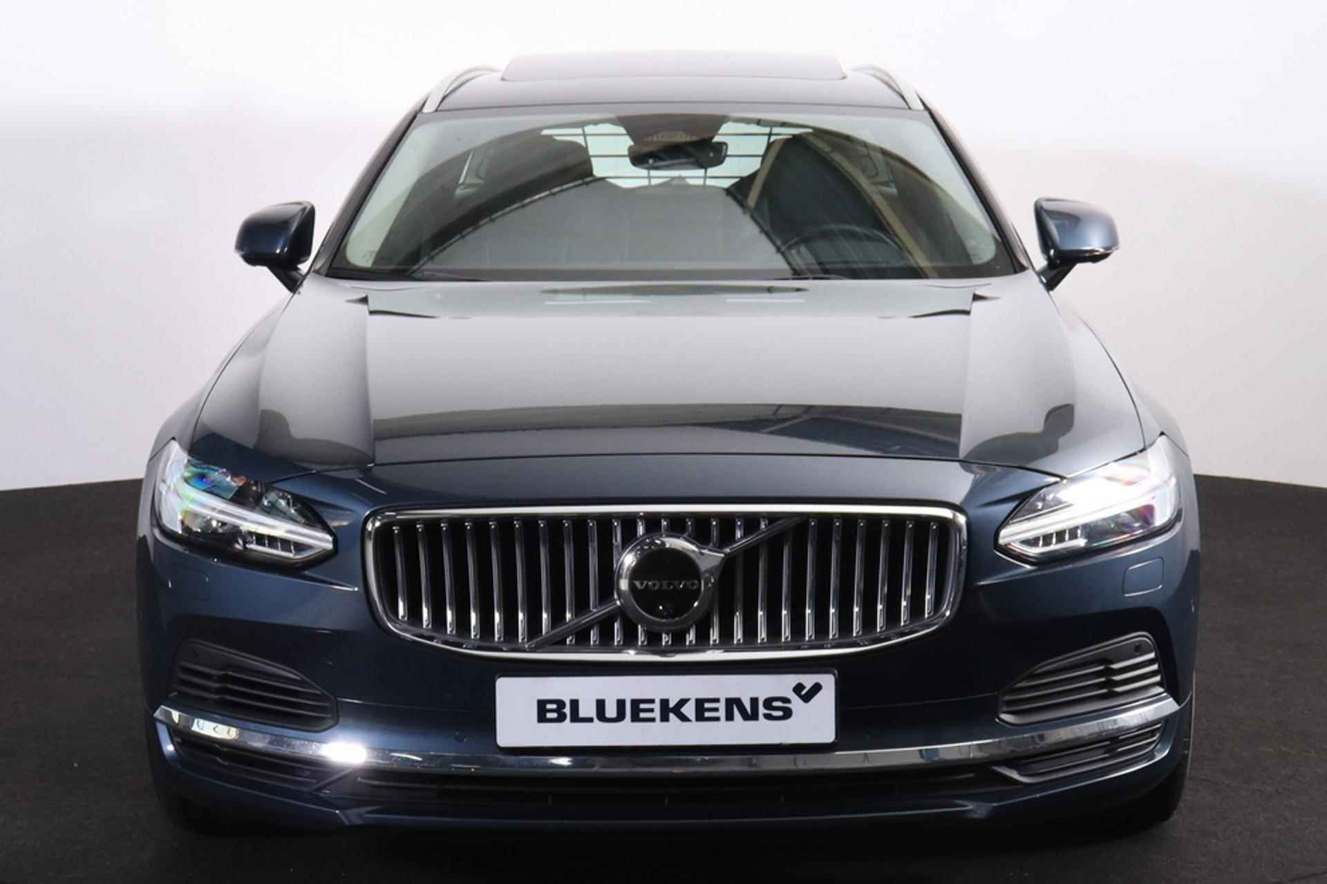 Volvo V90 T6 AWD Inscription LONG RANGE - Panoramisch schuif-/kanteldak - Intellisafe Assist / Surround - Head-up Display - Harman Kardon - Nappaleder - Verwarmbare voorstoelen - Verwarmbaar stuurwiel - Trekhaak semi elektrisch inklapbaar - 360º Camera - 2/24