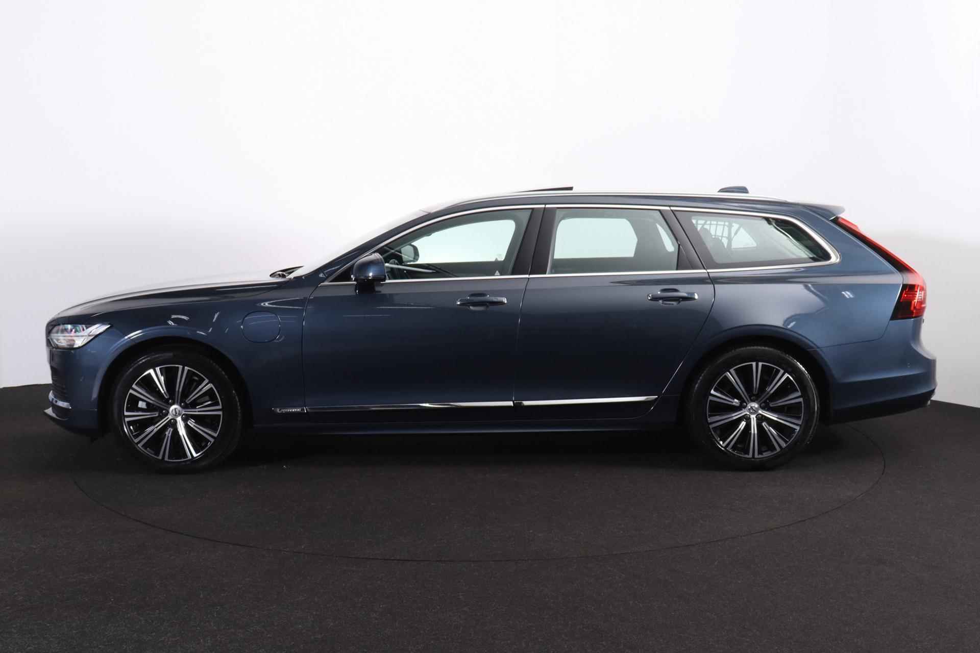 Volvo V90 T6 AWD Inscription LONG RANGE - Panoramisch schuif-/kanteldak - Intellisafe Assist / Surround - Head-up Display - Harman Kardon - Nappaleder - Verwarmbare voorstoelen - Verwarmbaar stuurwiel - Trekhaak semi elektrisch inklapbaar - 360º Camera - 3/24