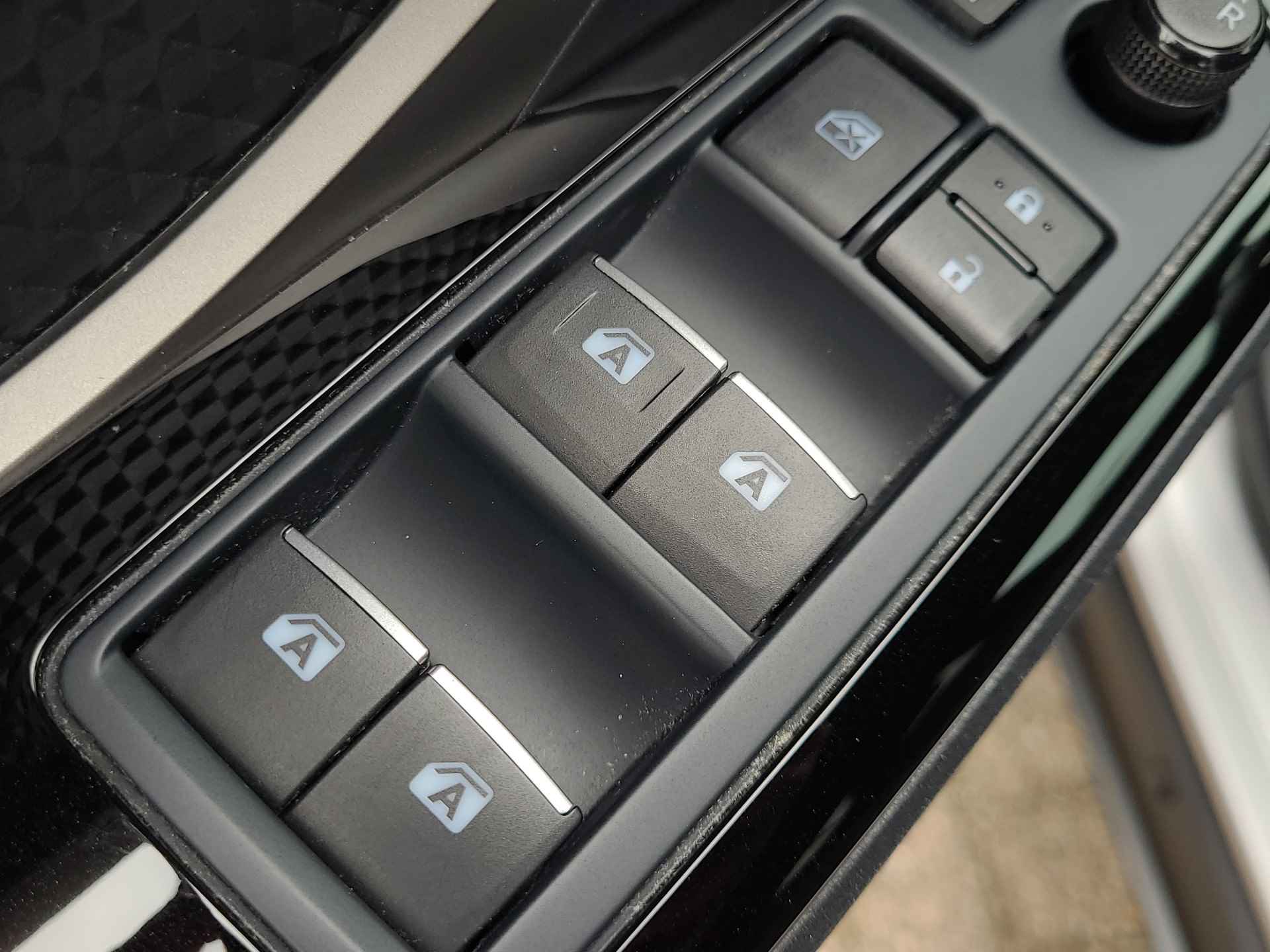 Toyota C-HR 1.8 Hybrid Dynamic Automaat | Navigatie | Parkeersensoren | Rijklaarprijs incl. garantie | - 28/33