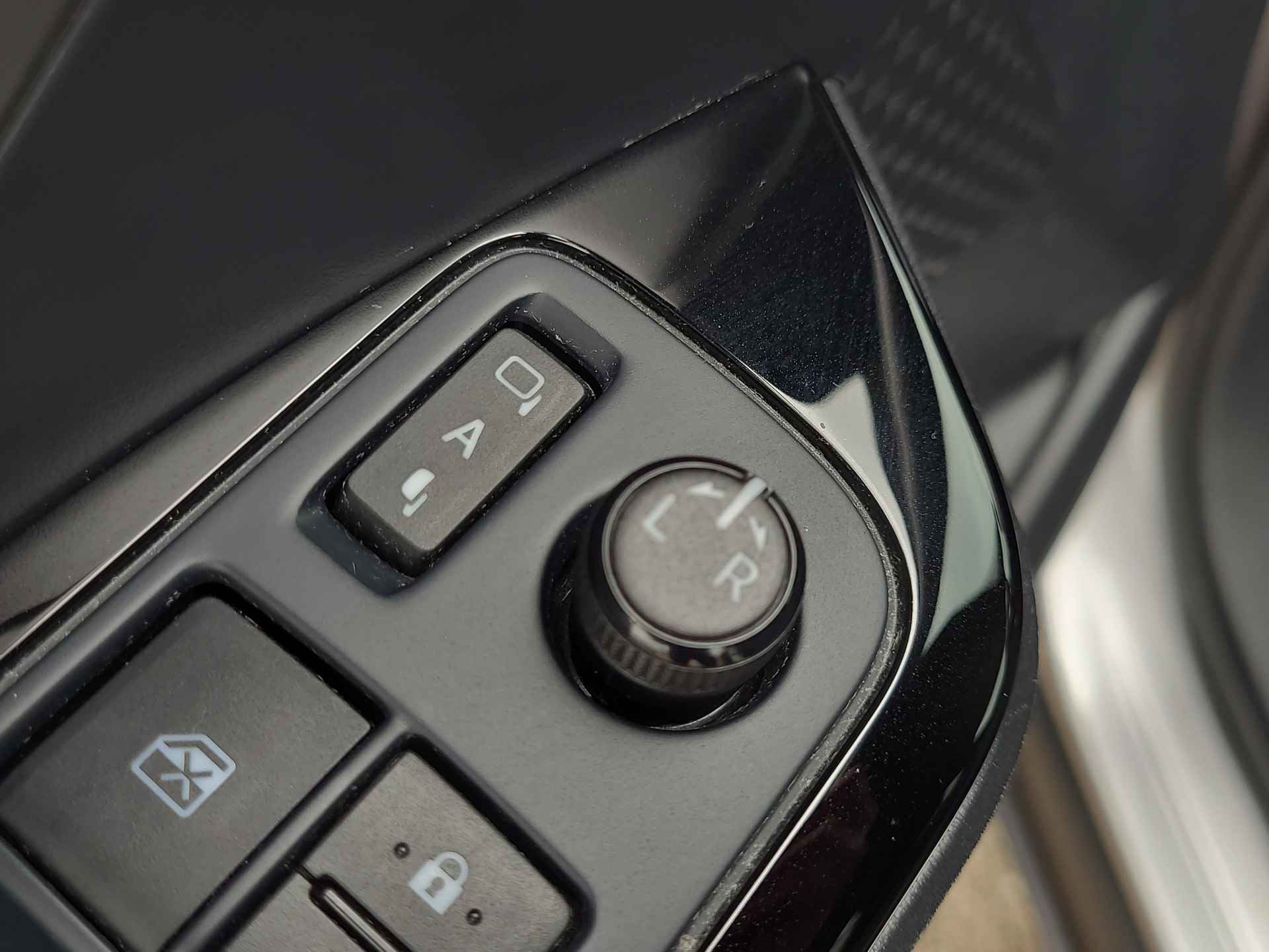 Toyota C-HR 1.8 Hybrid Dynamic Automaat | Navigatie | Parkeersensoren | Rijklaarprijs incl. garantie | - 29/33