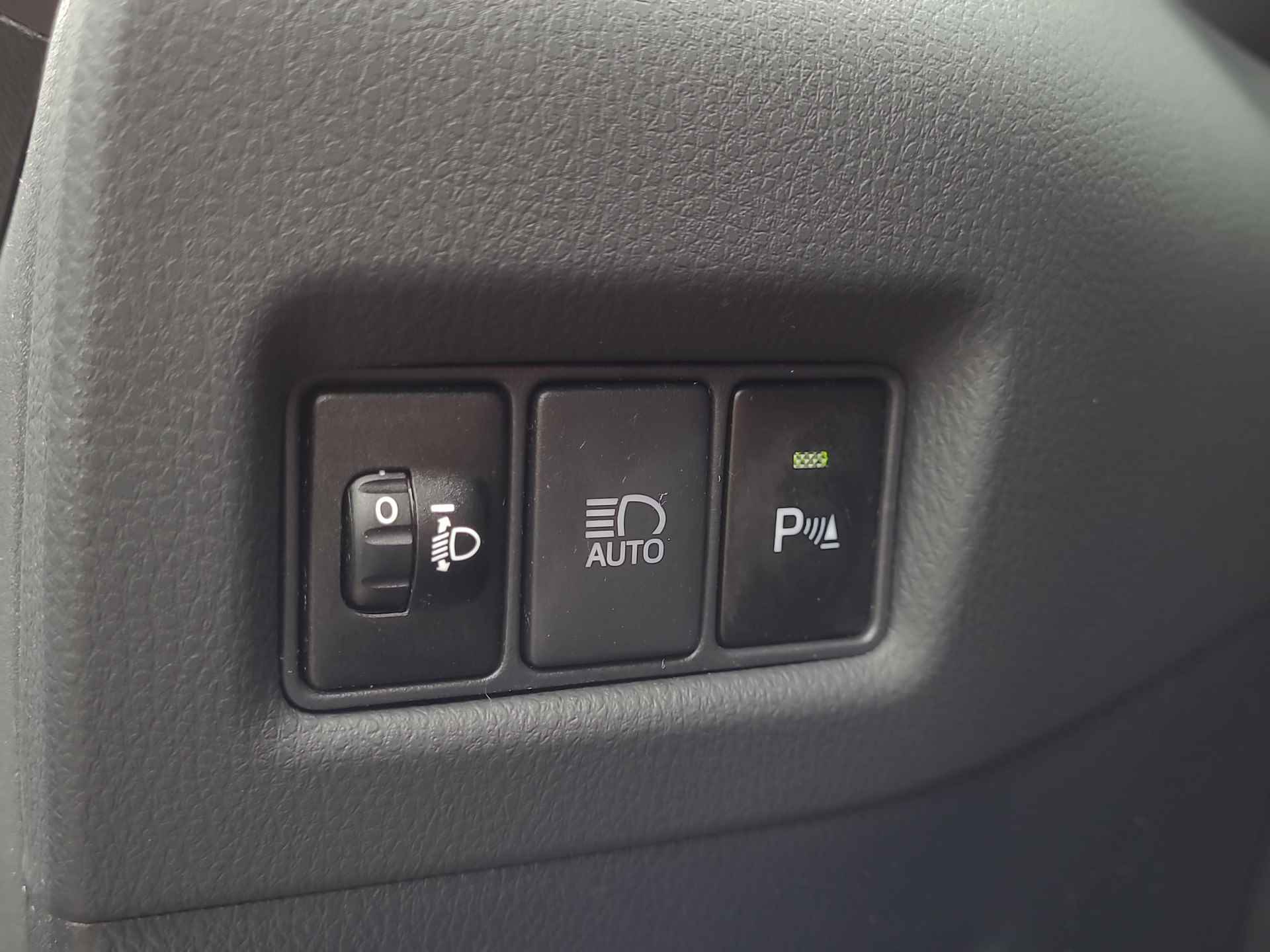 Toyota C-HR 1.8 Hybrid Dynamic Automaat | Navigatie | Parkeersensoren | Rijklaarprijs incl. garantie | - 30/33