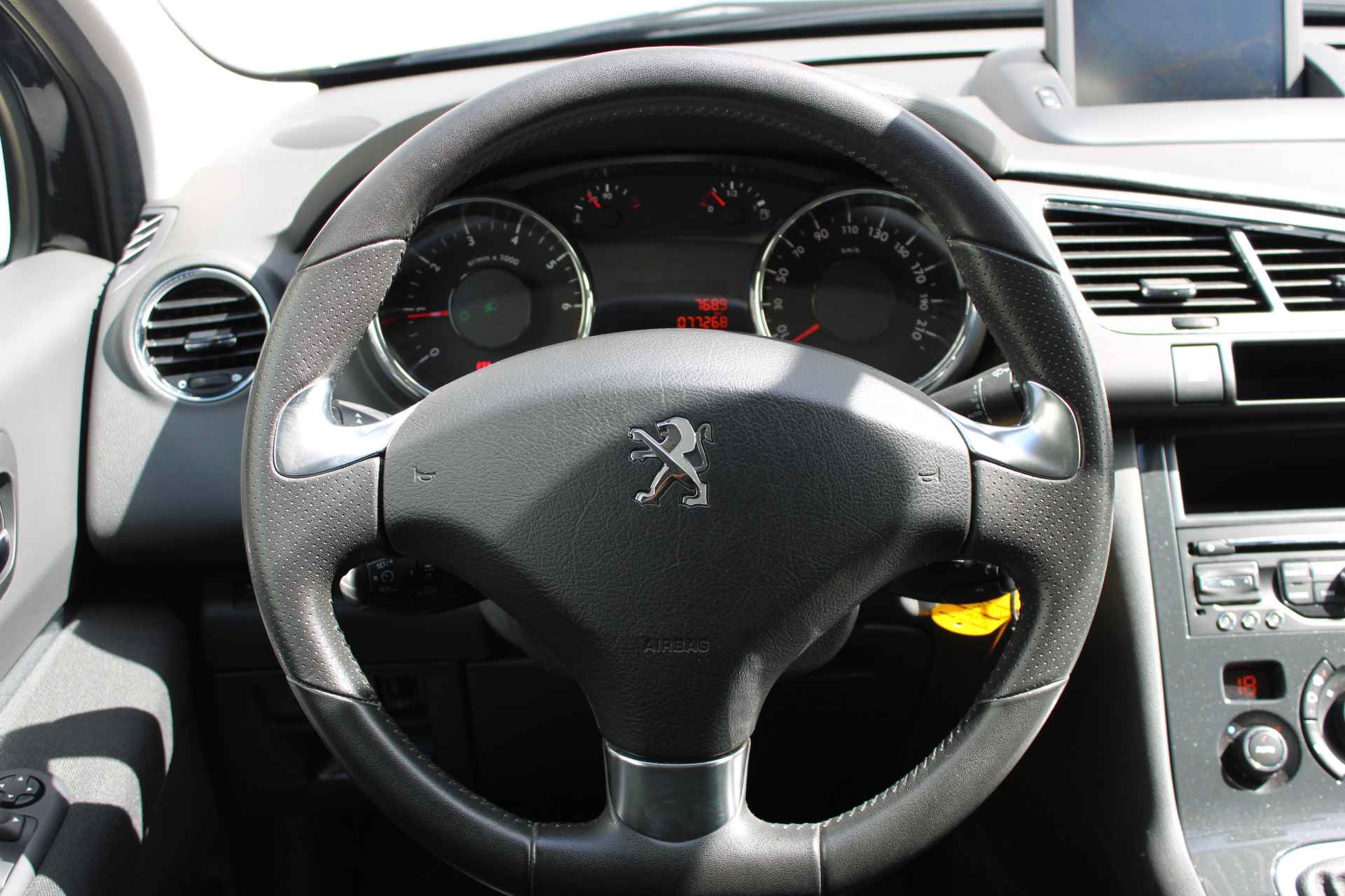 Peugeot 3008 1.2 PureTech 130PK Style | 1ste Eig. | 100% Dealeronderhouden | Panorama Dak | Trekhaak | Navigatie - 20/41