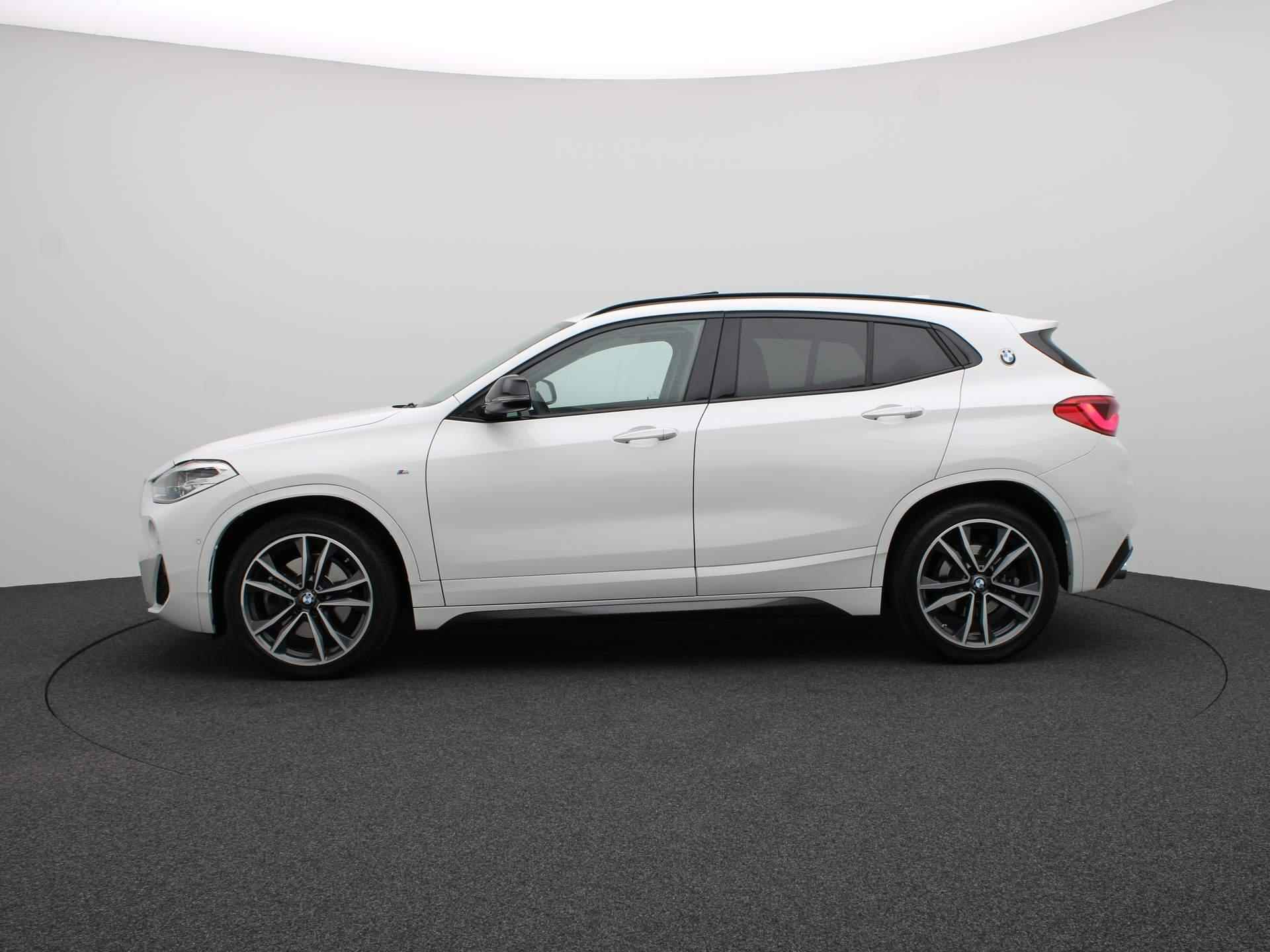 BMW X2 sDrive20i High Executive | M Sportpakket | Lederen Sportstoelen | Achteruitrijcamera | Panoramadak | Head-Up Display | 20" - 4/24