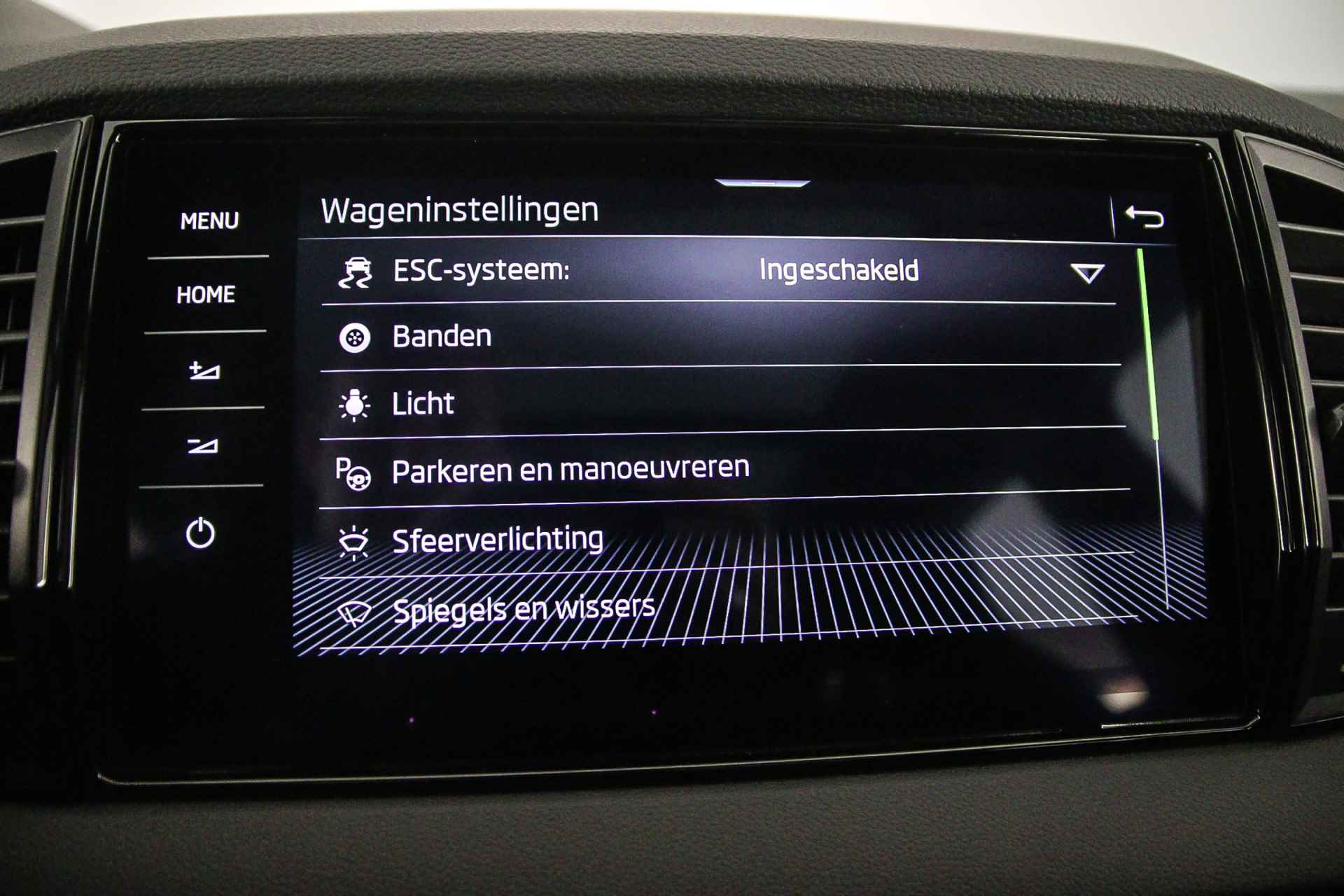 Škoda Karoq Sportline Business 1.5 TSI 150pk DSG Automaat Trekhaak, Panoramadak, Elektrische achterklep, Adaptive cruise control, Navigatie, Verwarmde voorruit, 360 camera, LED matrix koplampen, Achteruitrijcamera, Parkeersensoren - 35/61