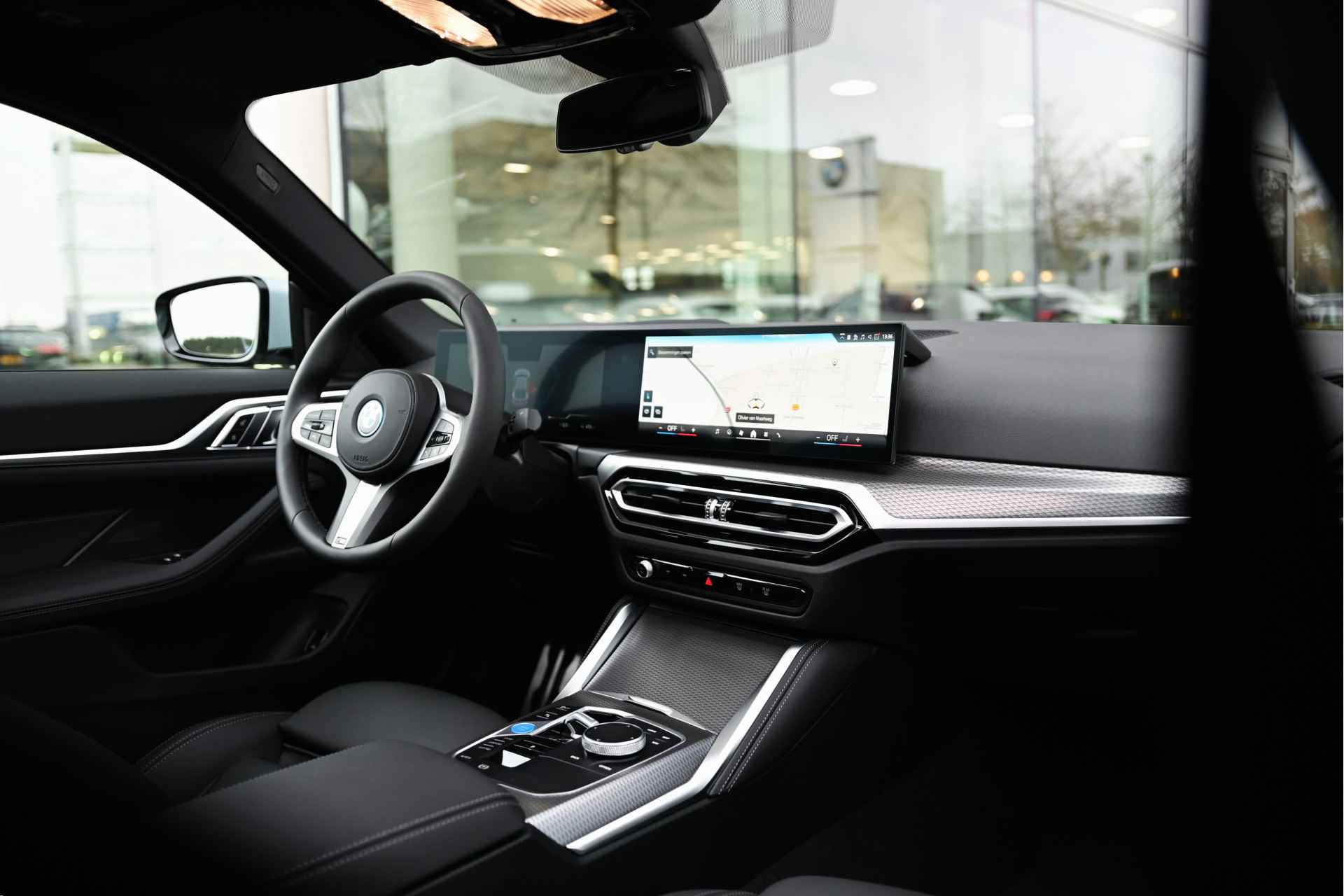 BMW i4 eDrive40 High Executive M Sport 84 kWh / Schuif-kanteldak / Active Cruise Control / Parking Assistant / Live Cockpit Professional / Extra getint glas achter / Leder - 4/29