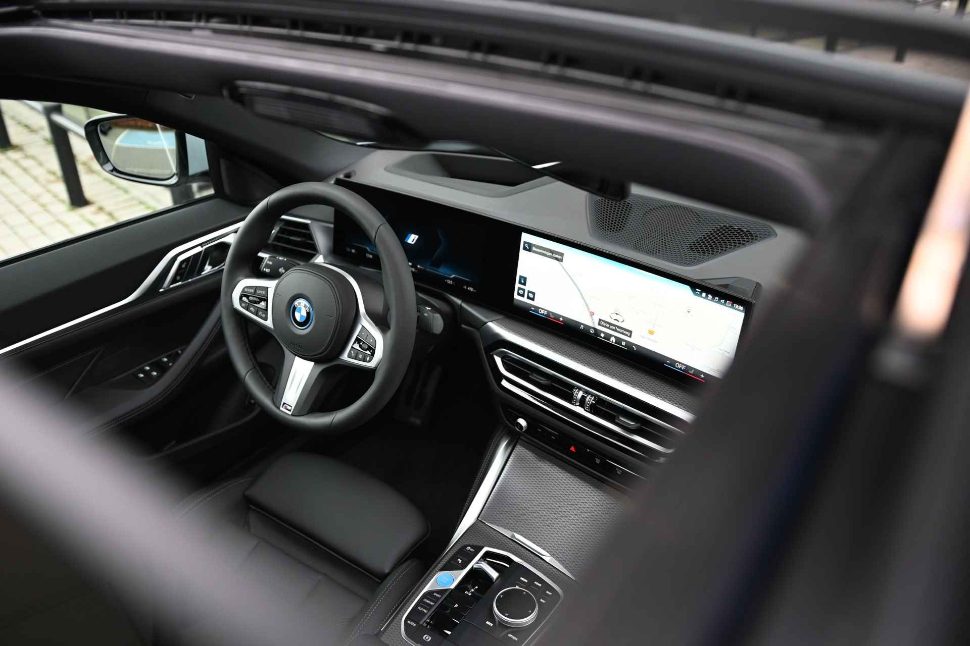 BMW i4 eDrive40 High Executive M Sport 84 kWh / Schuif-kanteldak / Active Cruise Control / Parking Assistant / Live Cockpit Professional / Extra getint glas achter / Leder - 9/29