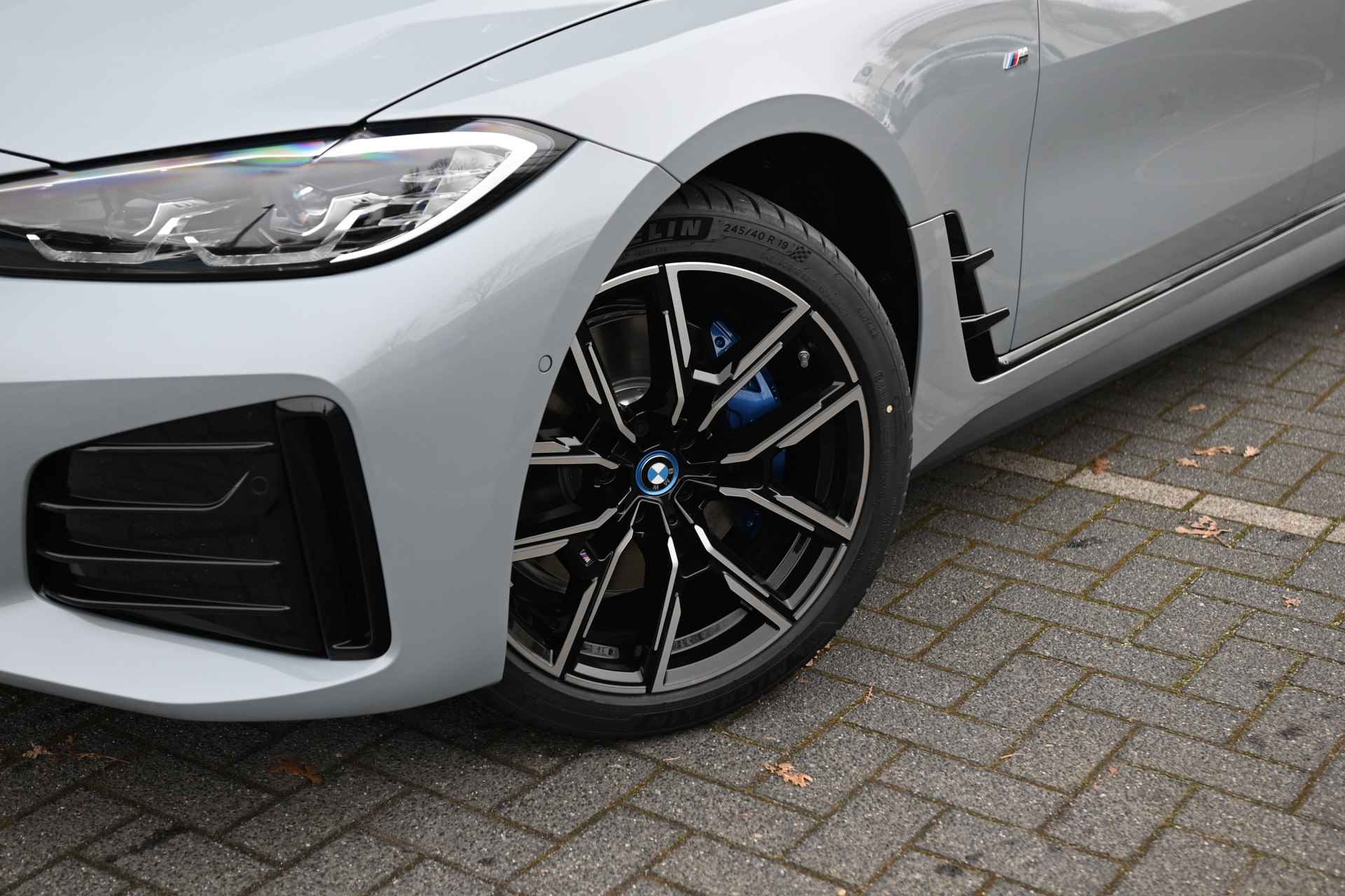 BMW i4 eDrive40 High Executive M Sport 84 kWh / Schuif-kanteldak / Active Cruise Control / Parking Assistant / Live Cockpit Professional / Extra getint glas achter / Leder - 15/29