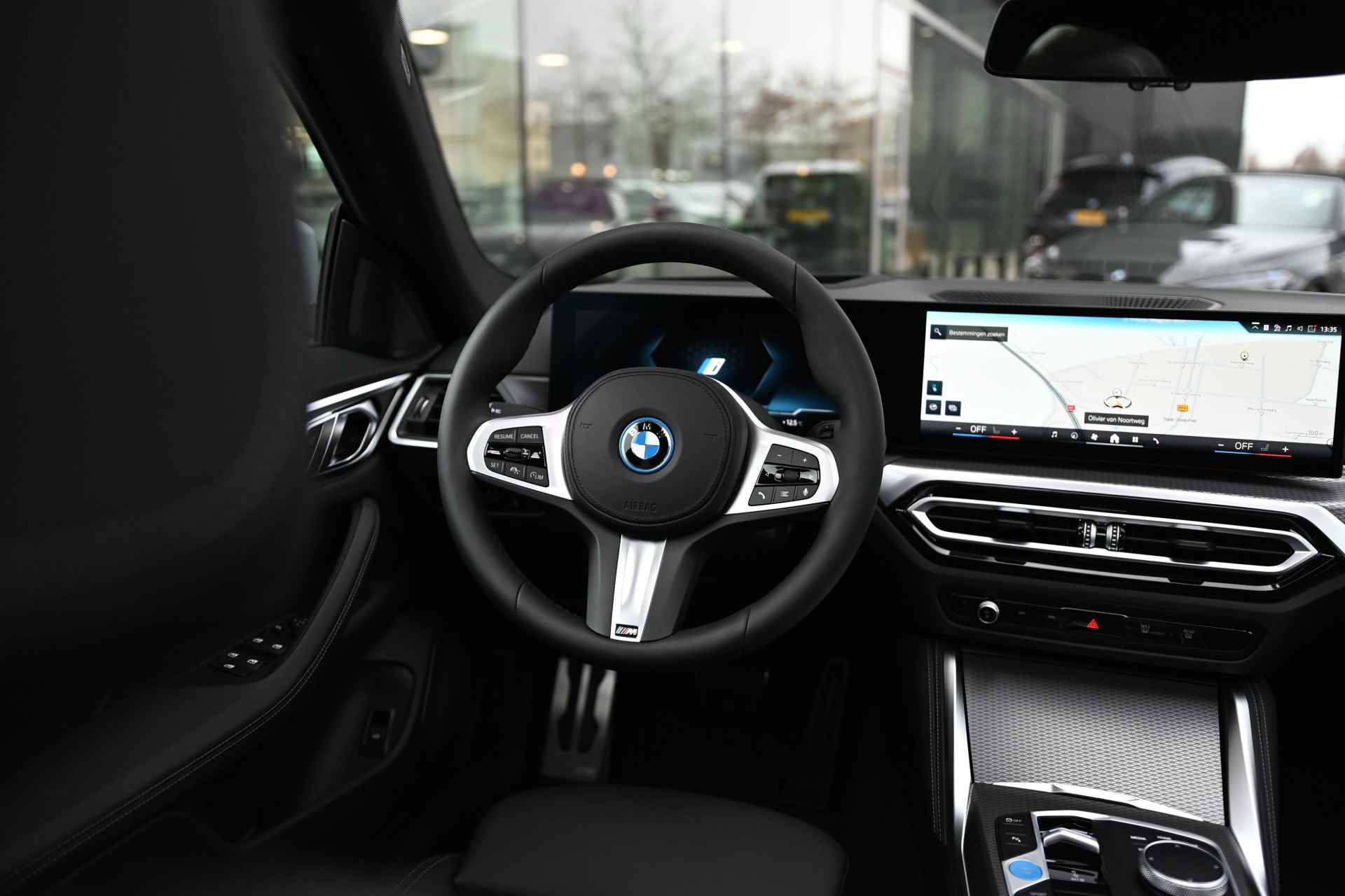 BMW i4 eDrive40 High Executive M Sport 84 kWh / Schuif-kanteldak / Active Cruise Control / Parking Assistant / Live Cockpit Professional / Extra getint glas achter / Leder - 16/29